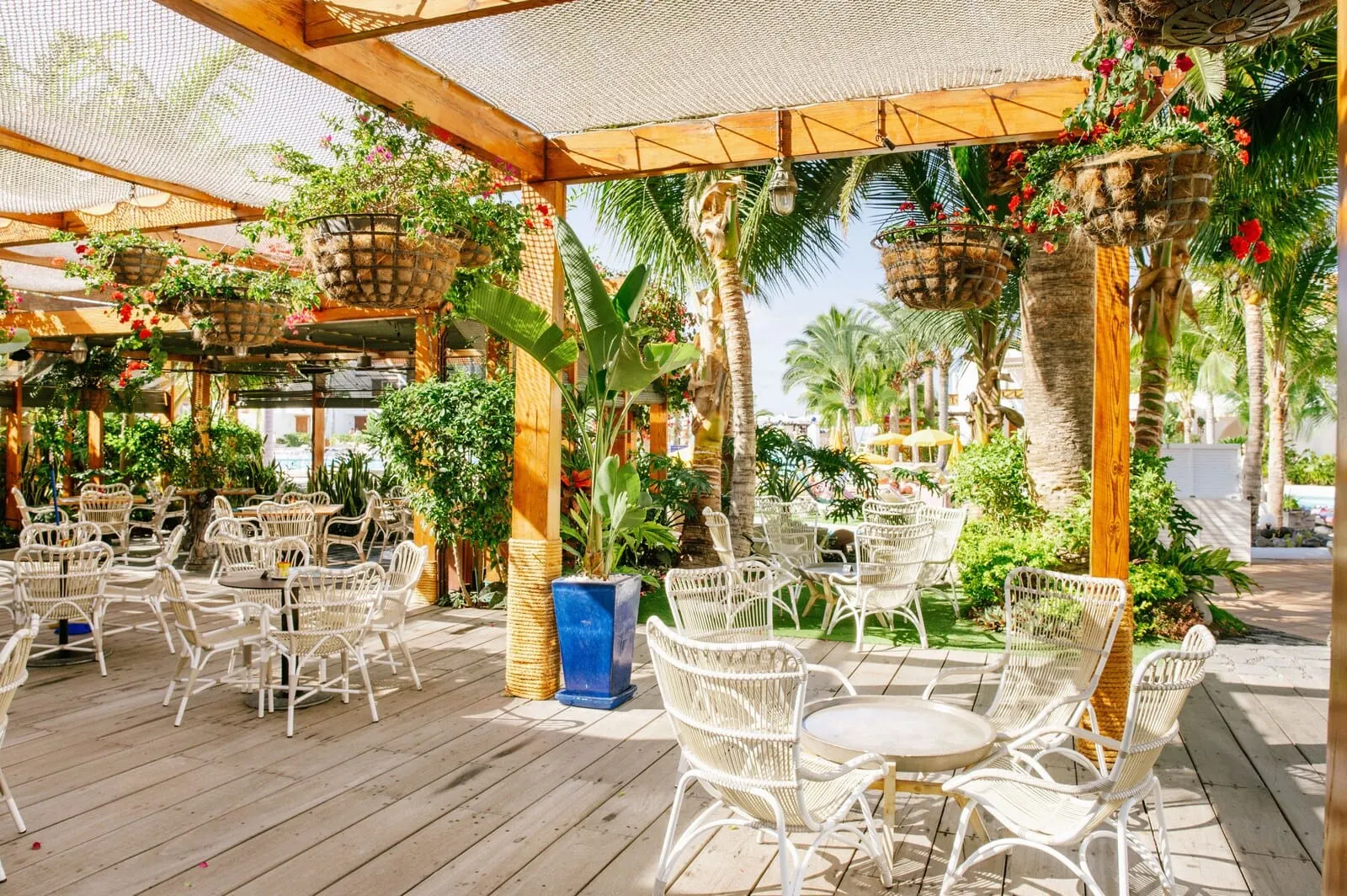 Parque Santiago III: An outdoor patio with wicker tables and chairs