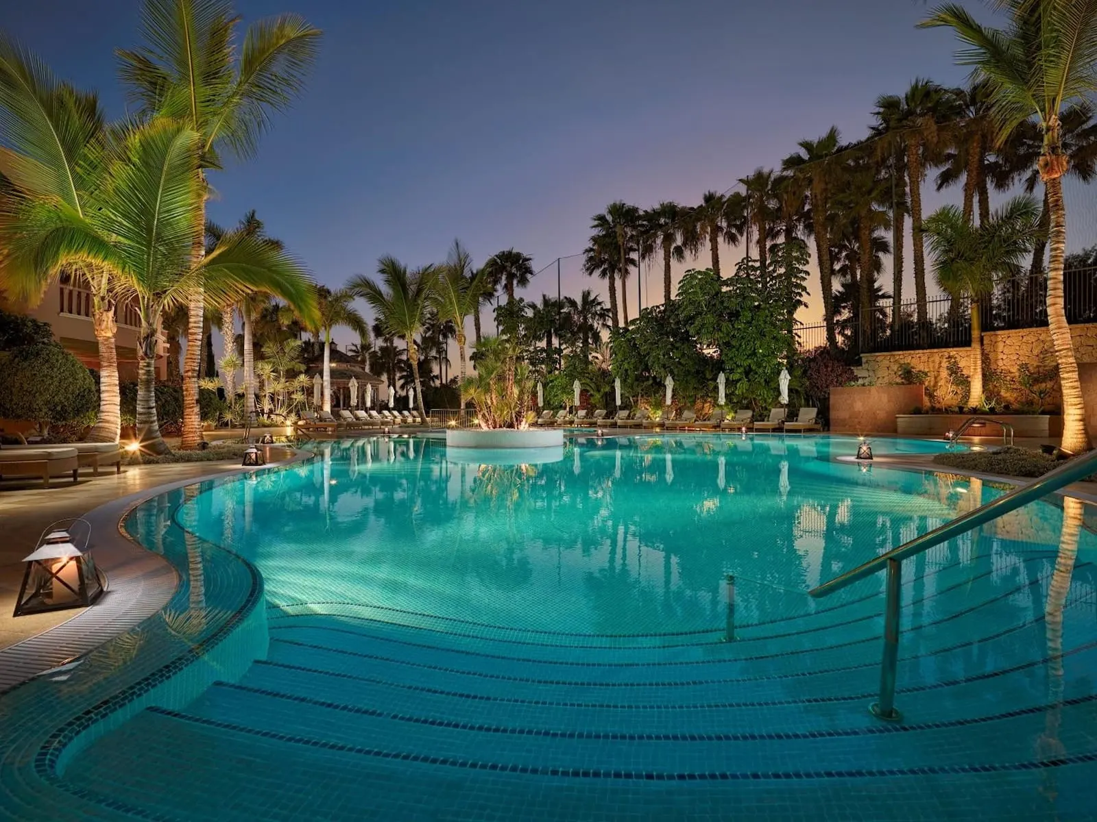 1881 Tenerife Madrigueras Golf Hotel: A large outdoor swimming pool with a curved design