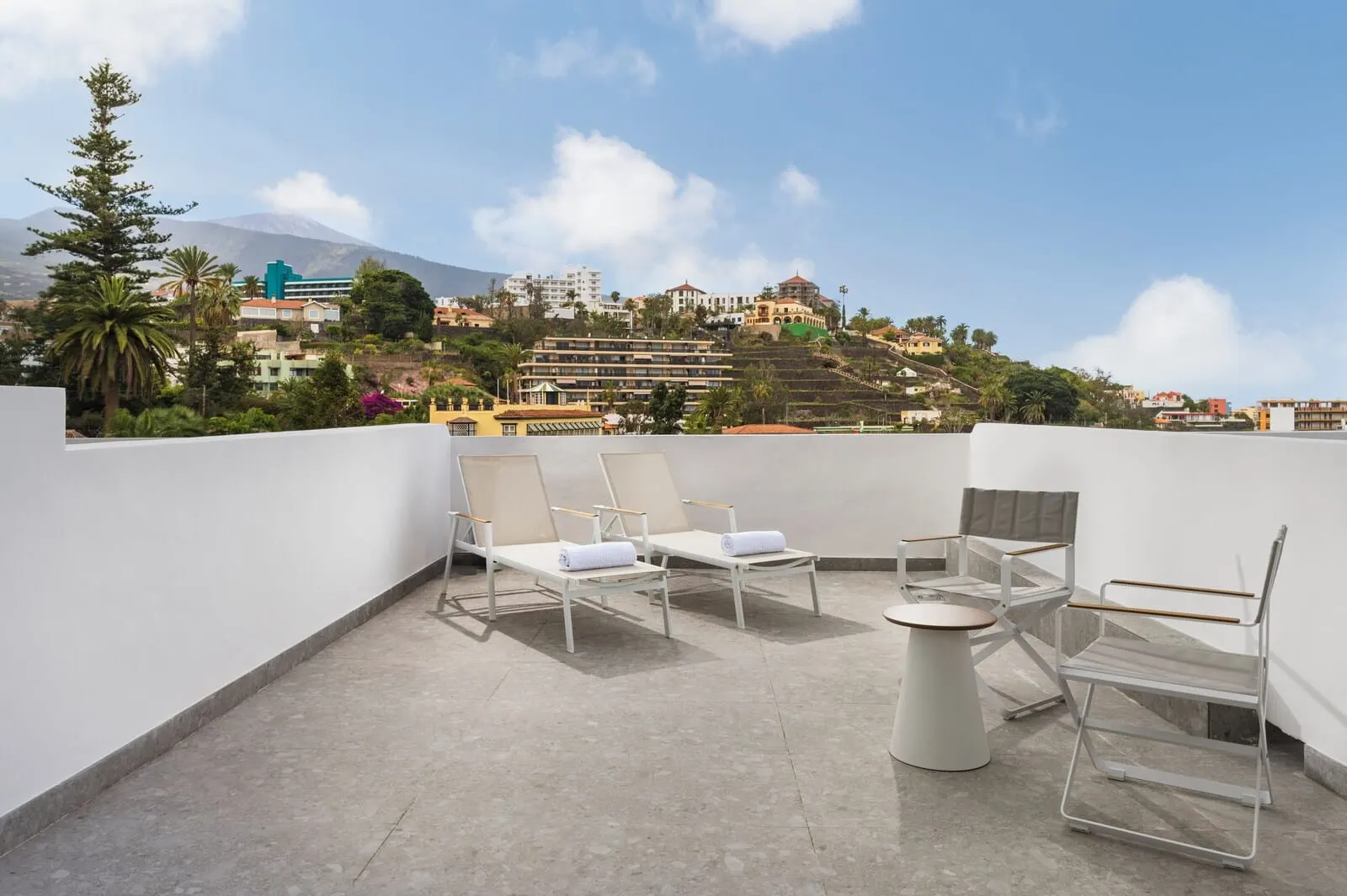 Hotel Atlantic El Tope: A rooftop terrace with lounge chairs and a table