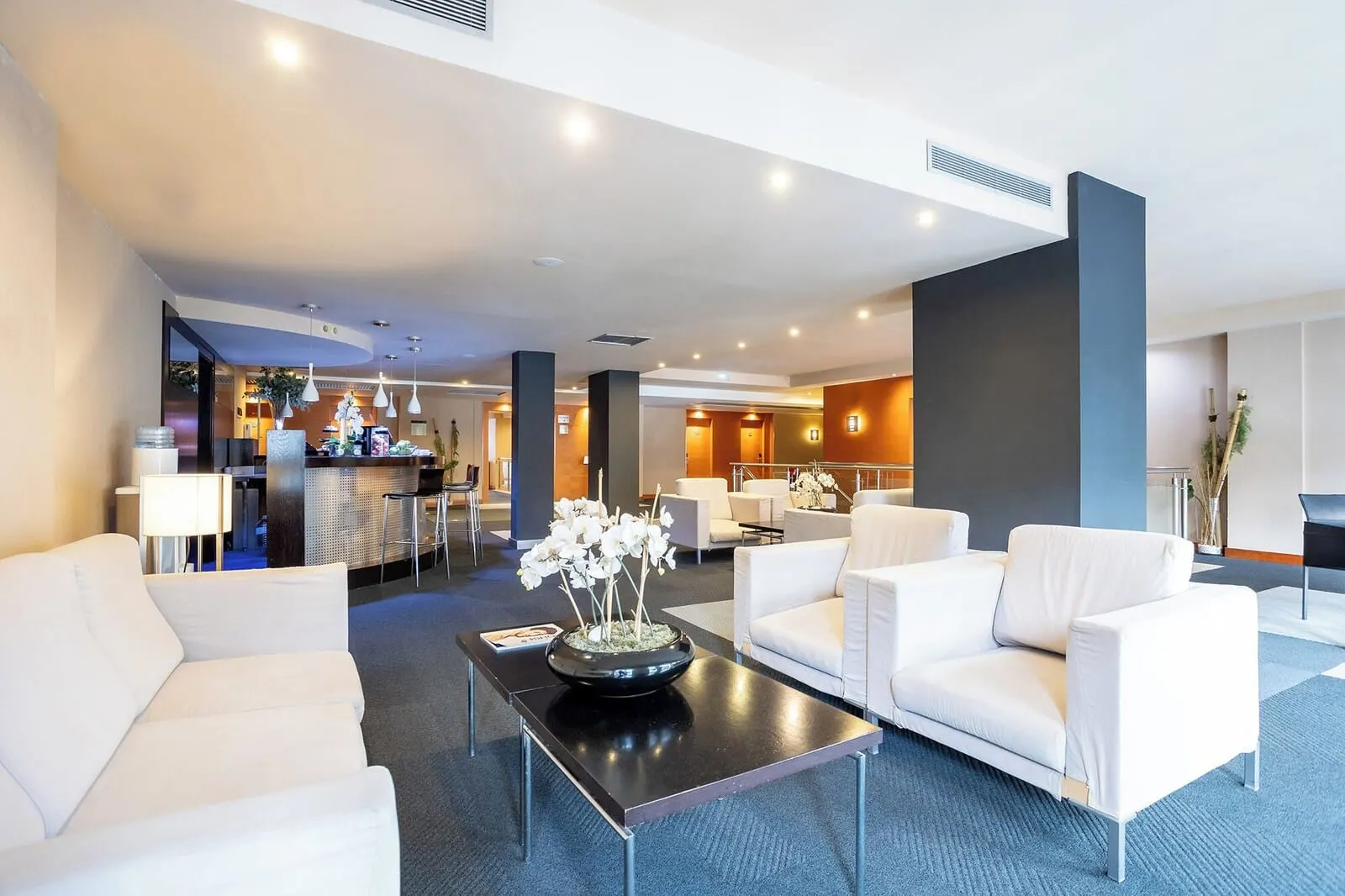 Eurostars Atlántida: A modern hotel lobby with white sofas, a coffee table with a flower vase