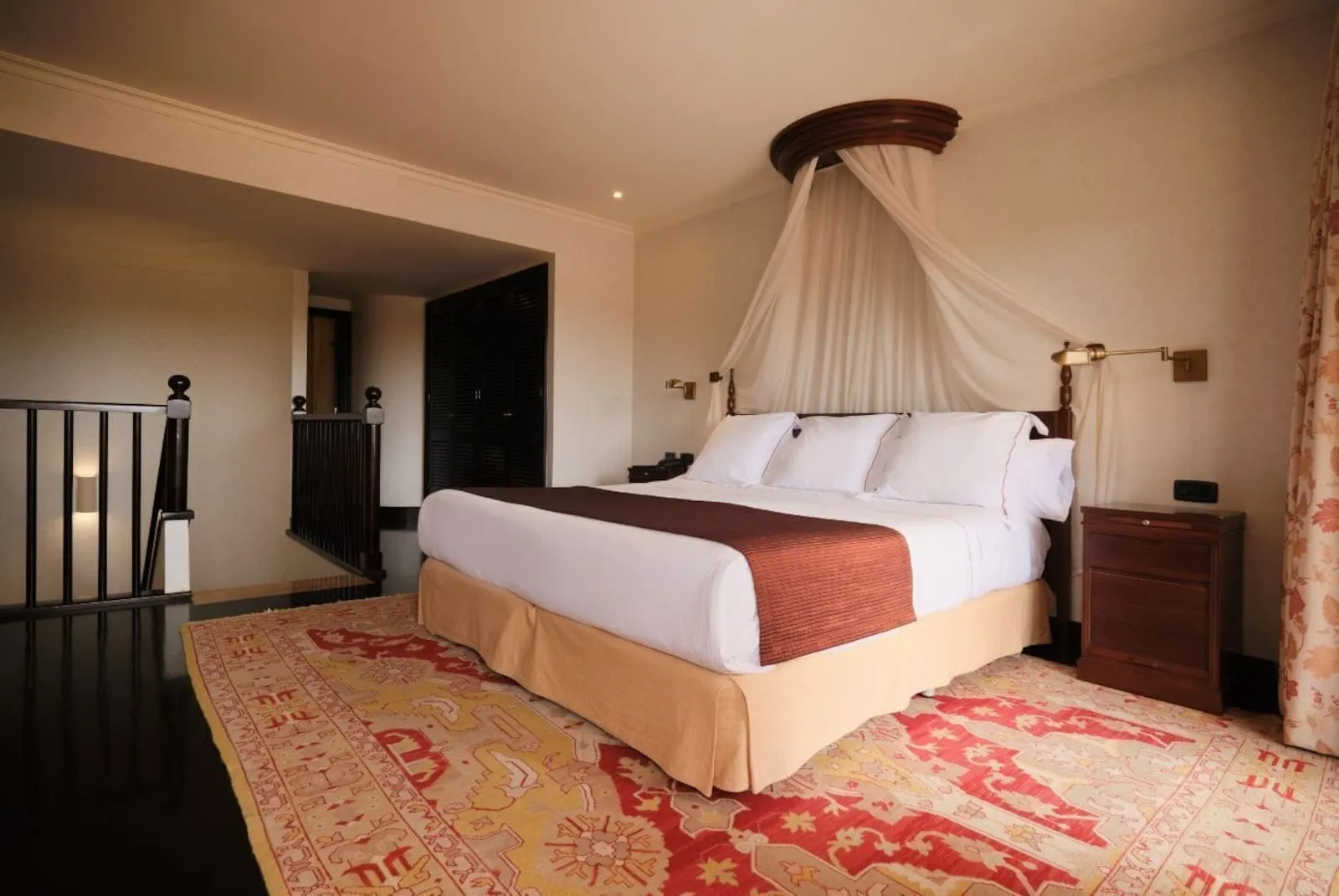 1881 Tenerife Madrigueras Golf Hotel: A hotel room with a four-poster bed, a canopy, a nightstand, and a patterned rug