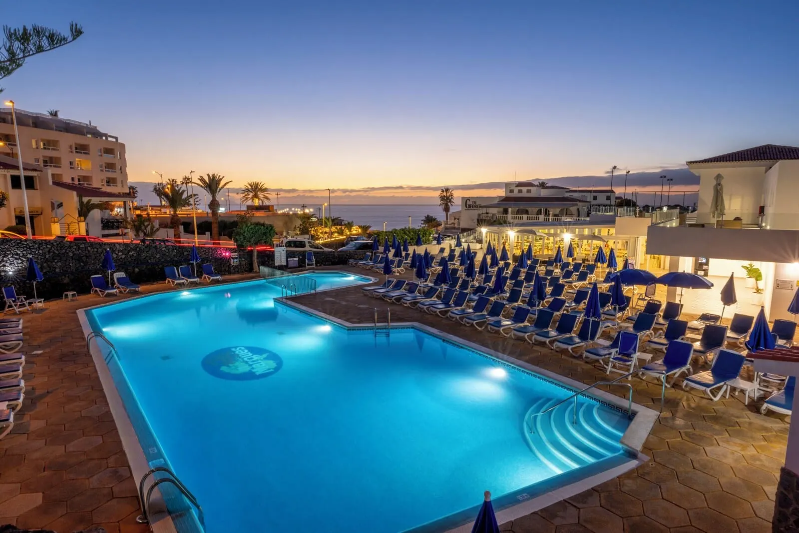 Ona El Marqués: A swimming pool with lounge chairs and umbrellas