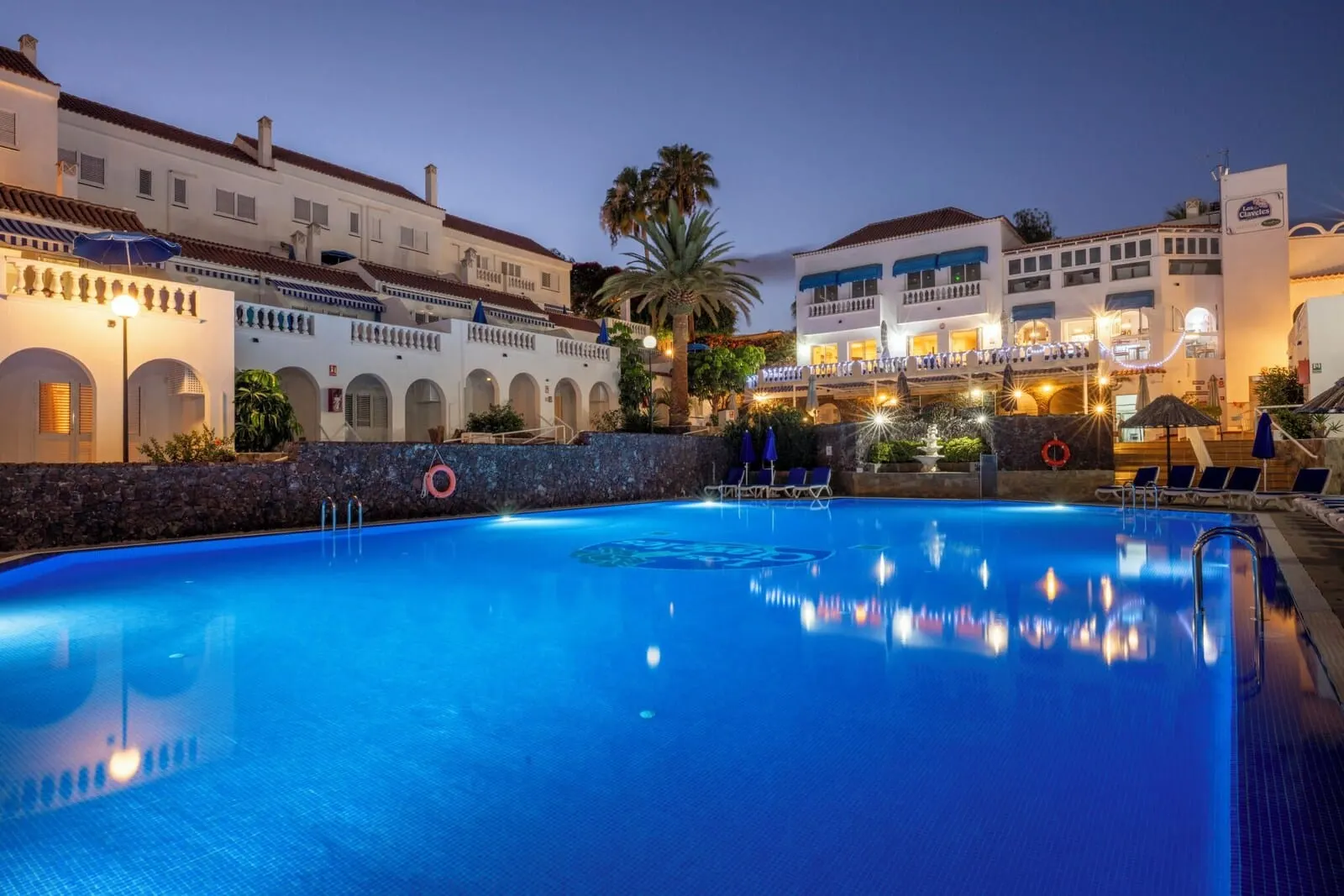 Ona Los Claveles: A swimming pool with a clear blue water surface, surrounded by a stone wall