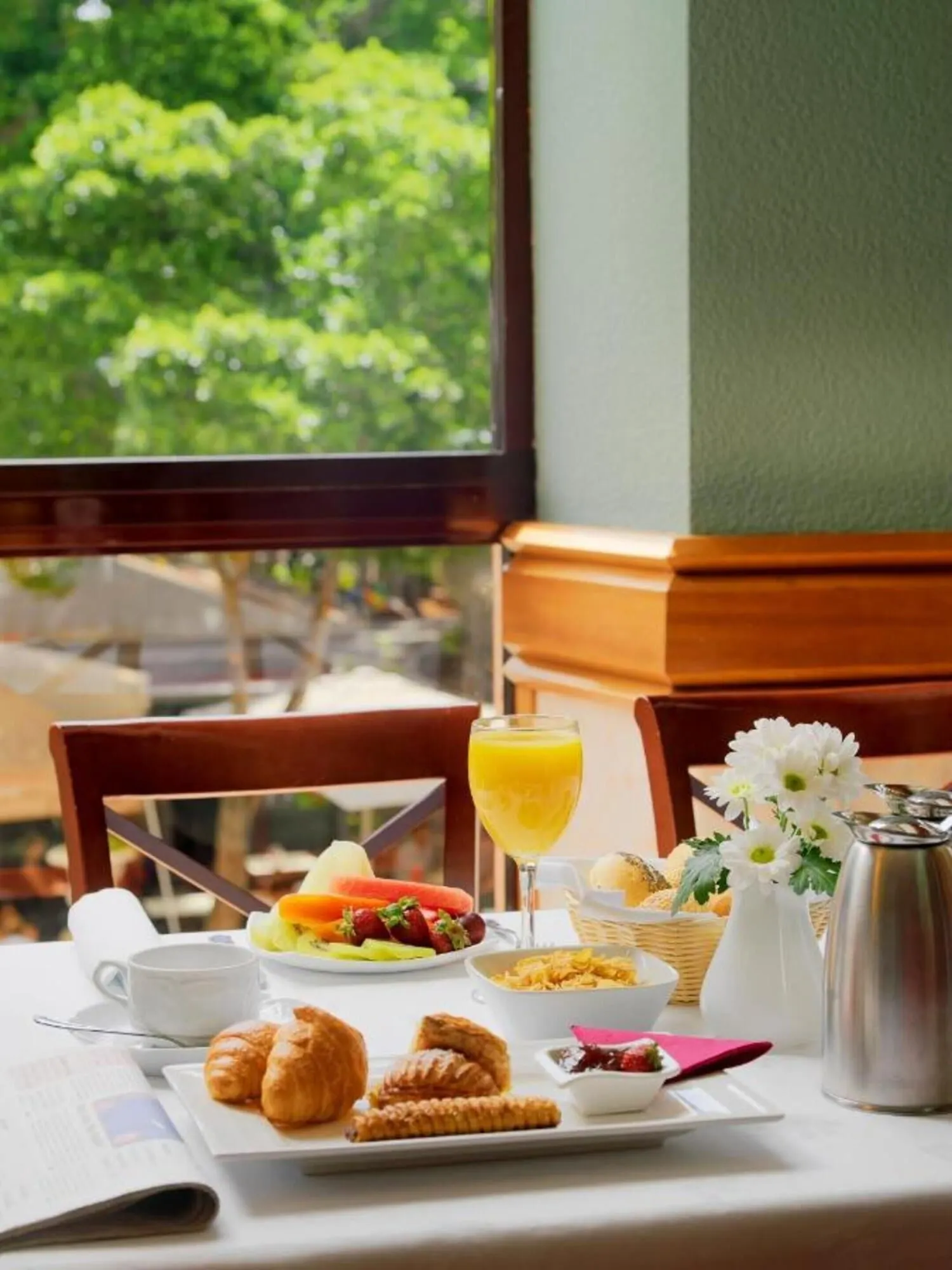 Hotel Príncipe Paz: A breakfast table with croissants, fruit, a glass of orange juice, and a coffee pot