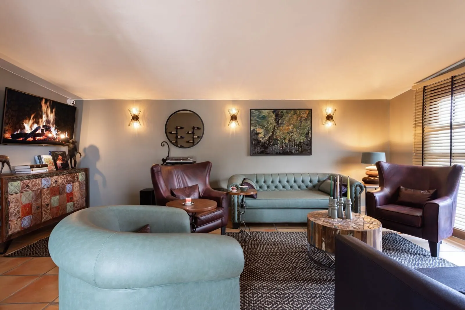 Hotel Alta Montaña: A living room with a fireplace, a sofa, two armchairs, a coffee table