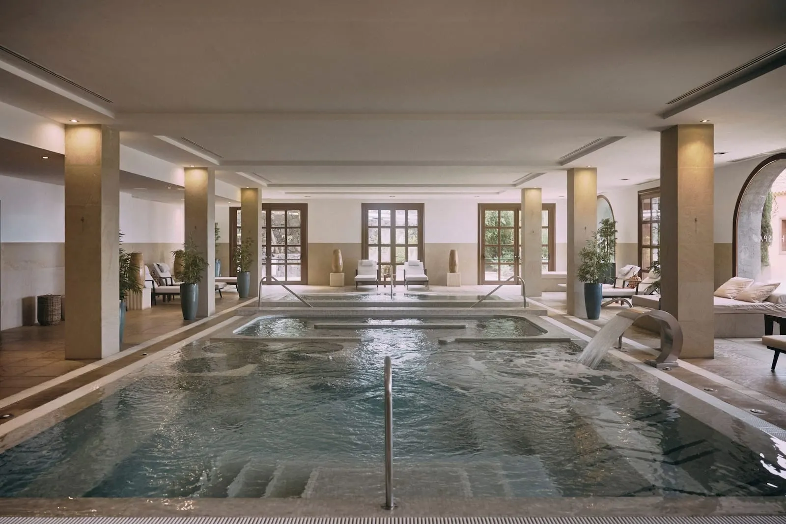 Hacienda del Conde Meliá Collection Golf & Spa: An indoor swimming pool with lounge chairs and sun loungers
