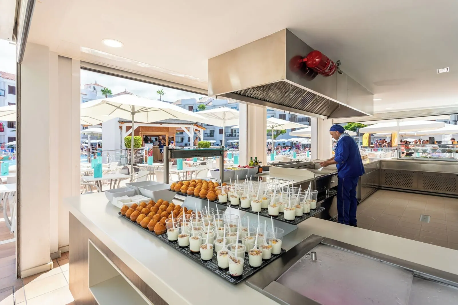 Globales Tamaimo Tropical: A buffet area with pastries and drinks, a chef preparing food