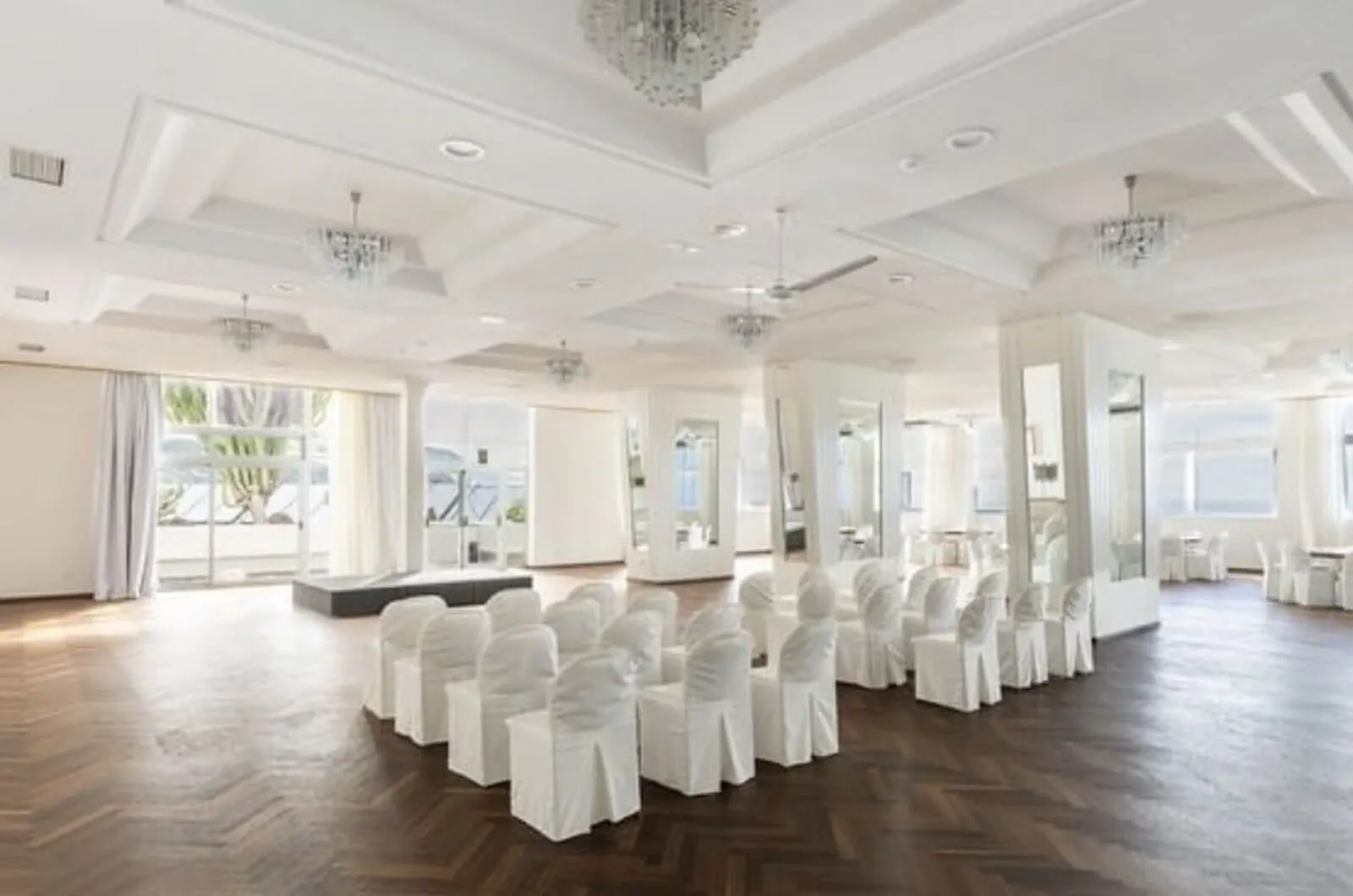 Precise Resort Tenerife: A spacious room with a high ceiling, chandeliers