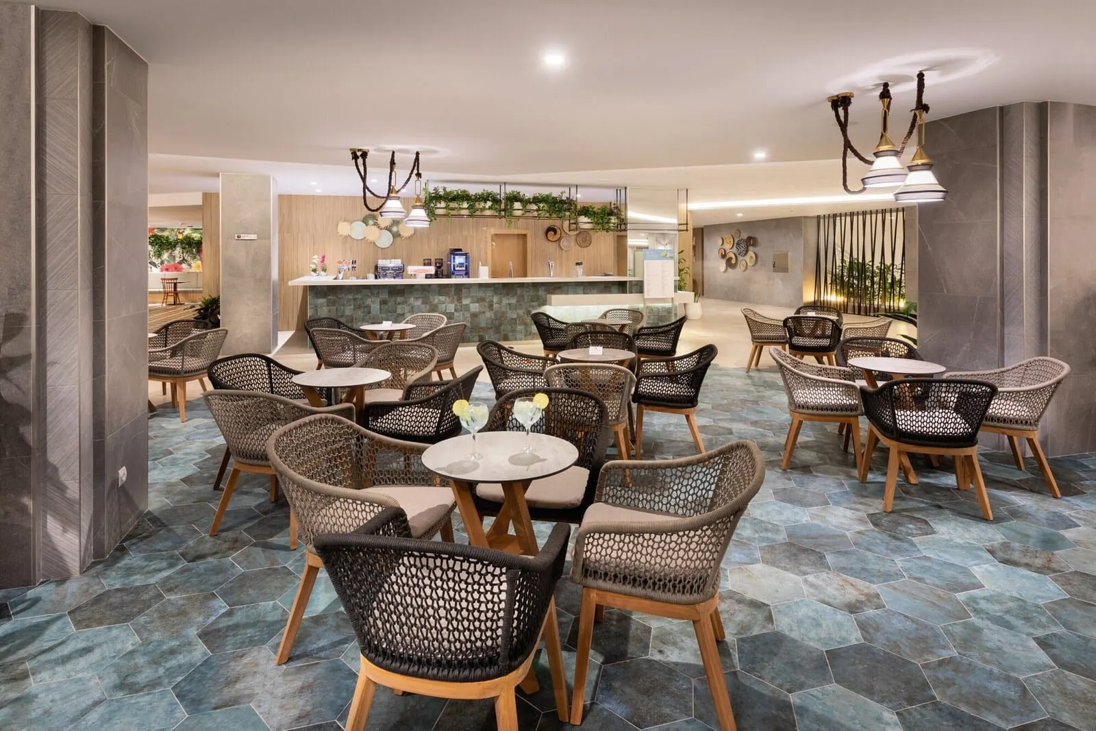 Hotel Riu Buenavista: A modern restaurant with wicker chairs and round tables, a counter with a menu
