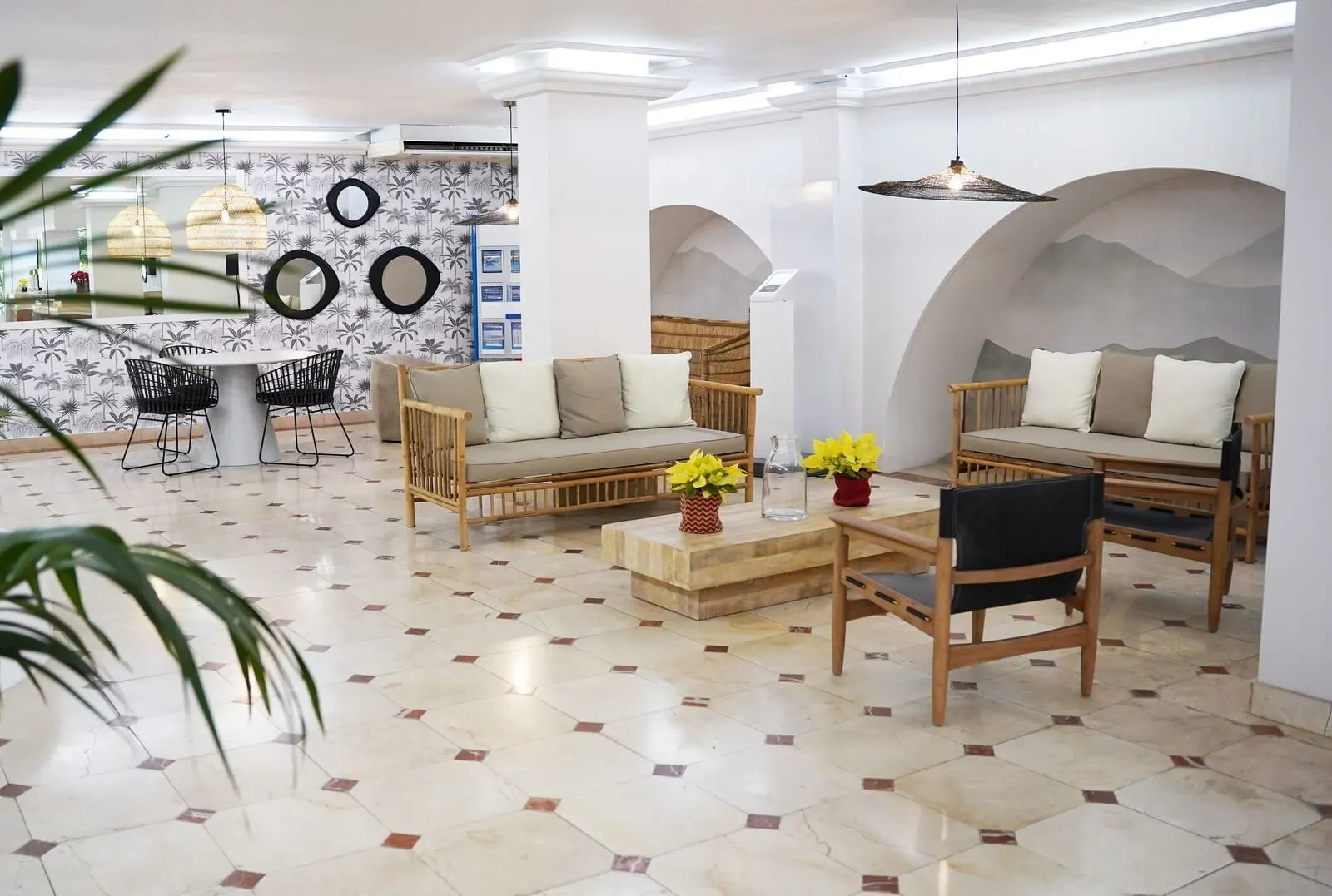 Coral Los Alisios: A hotel lobby with a round table, two sofas, a coffee table