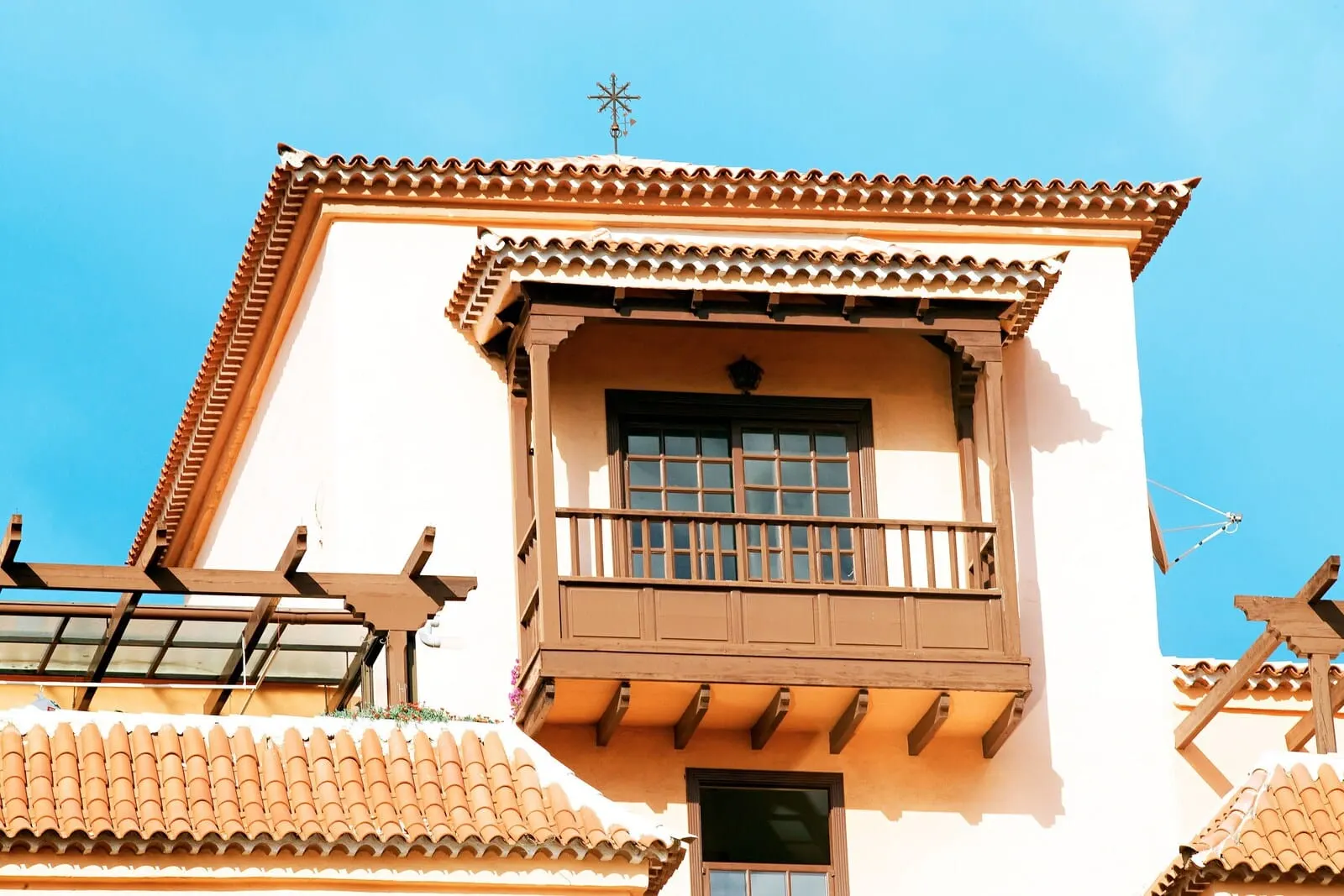 Coral Los Alisios: A building with a balcony, a window, and a tiled roof