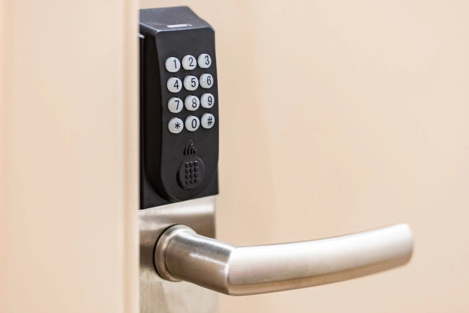 Suncanarias Hotel Adeje Plaza: A door with a keypad lock and a metallic handle