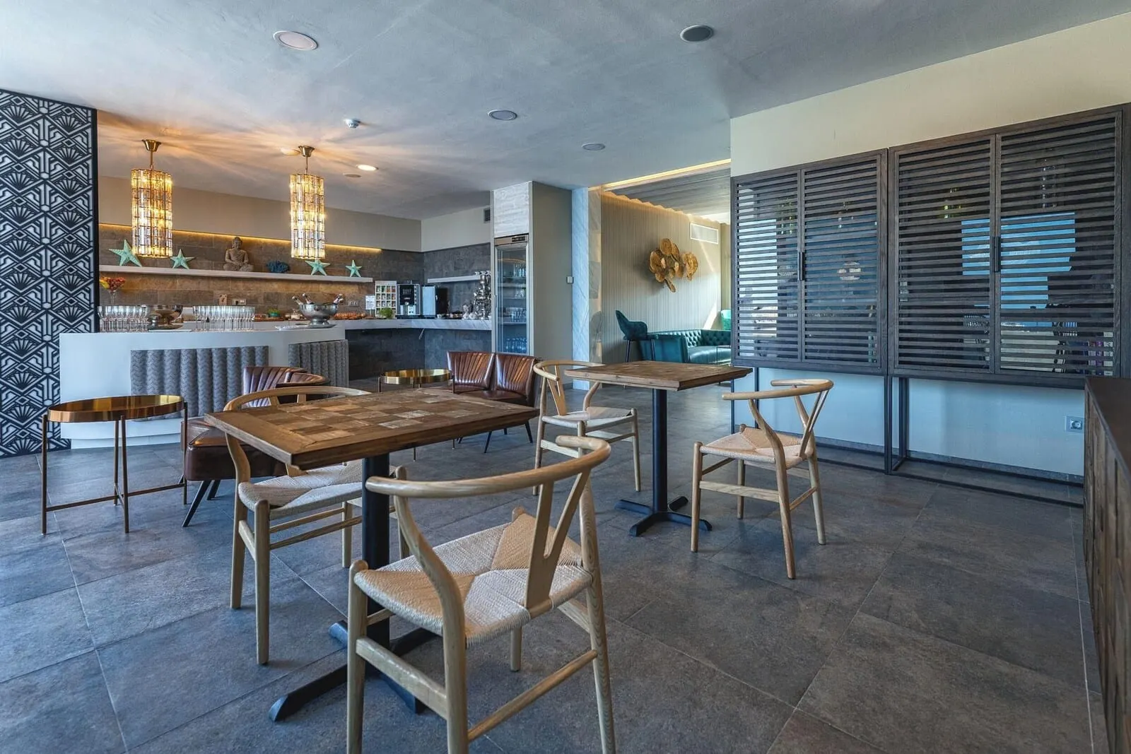 Arona Gran Hotel: A modern dining area with a wooden table and chairs, a kitchen in the background