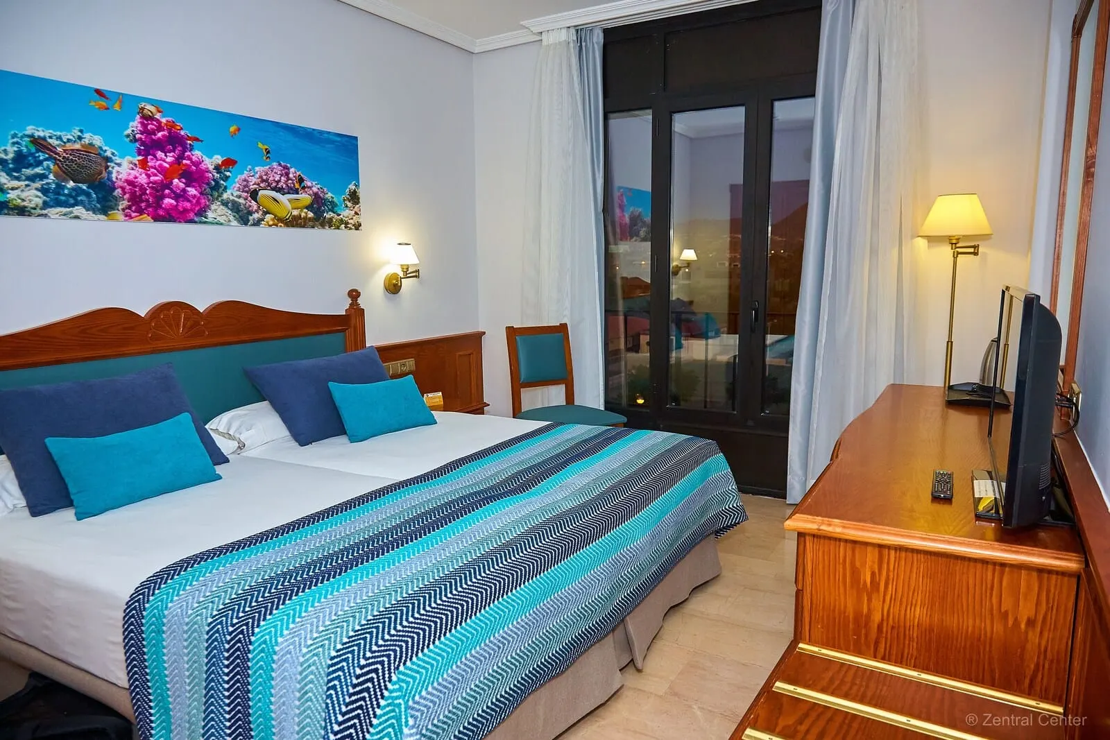 Hotel Zentral Center: A hotel room with a bed, a desk, a chair, a painting, and a window with curtains