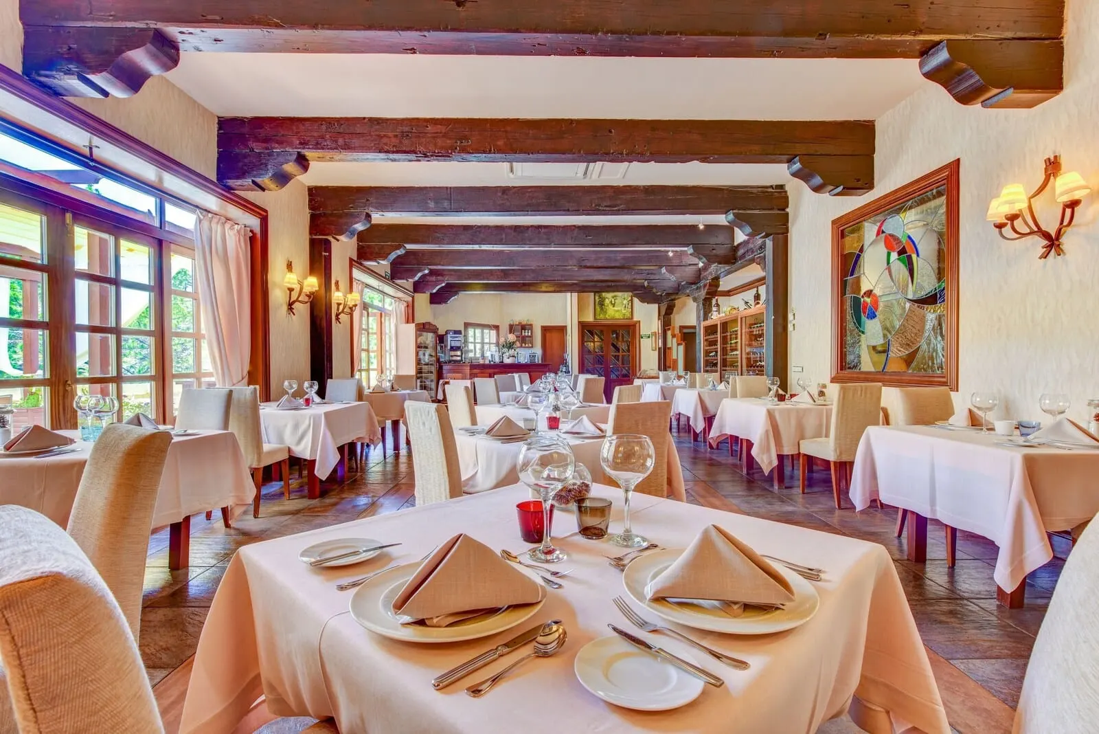Hotel Spa Villalba: A restaurant with multiple tables set for dining