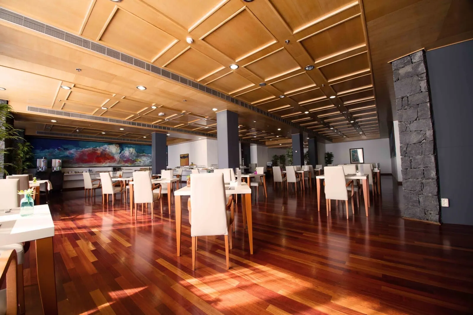 Hotel Escuela Santa Cruz: A spacious dining area with wooden flooring and modern ceiling design