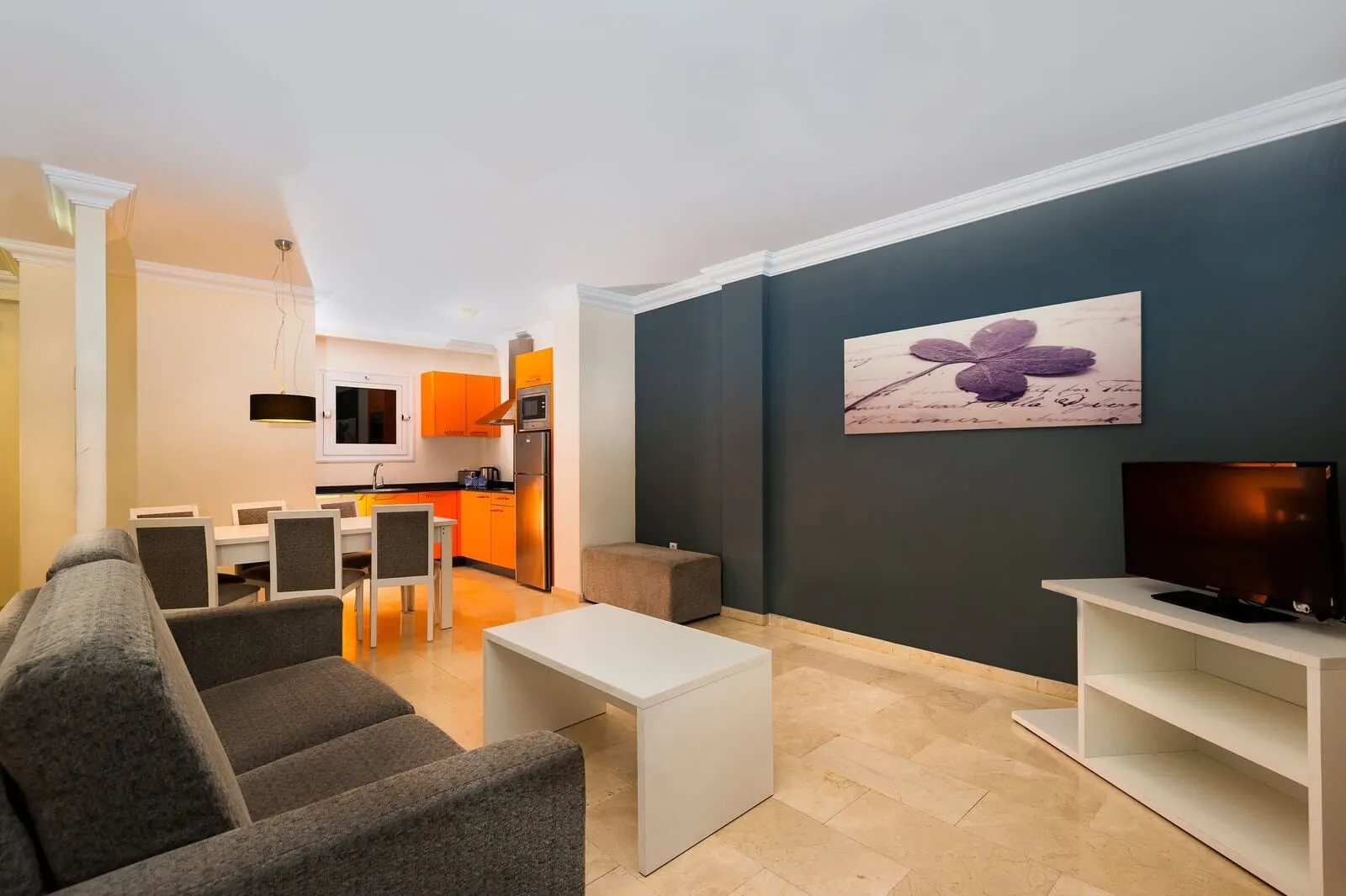 KN Aparthotel Panorámica: A modern living room with a flat-screen TV, a coffee table