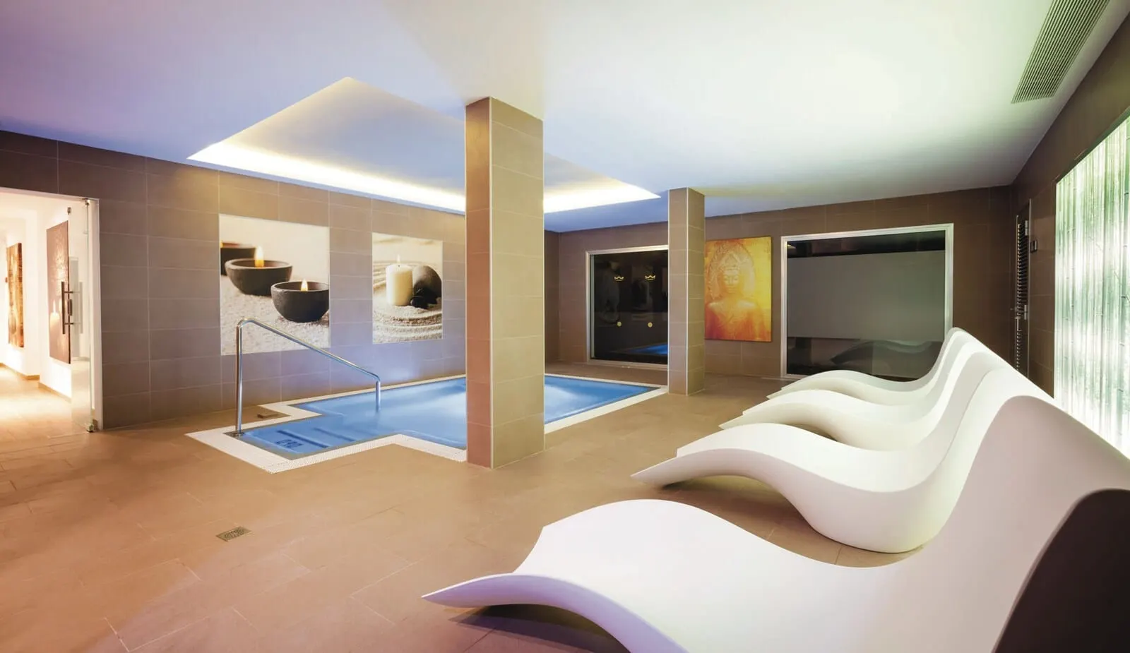 Hotel Riu Arecas: A modern spa with a pool, relaxation areas, and art on the walls