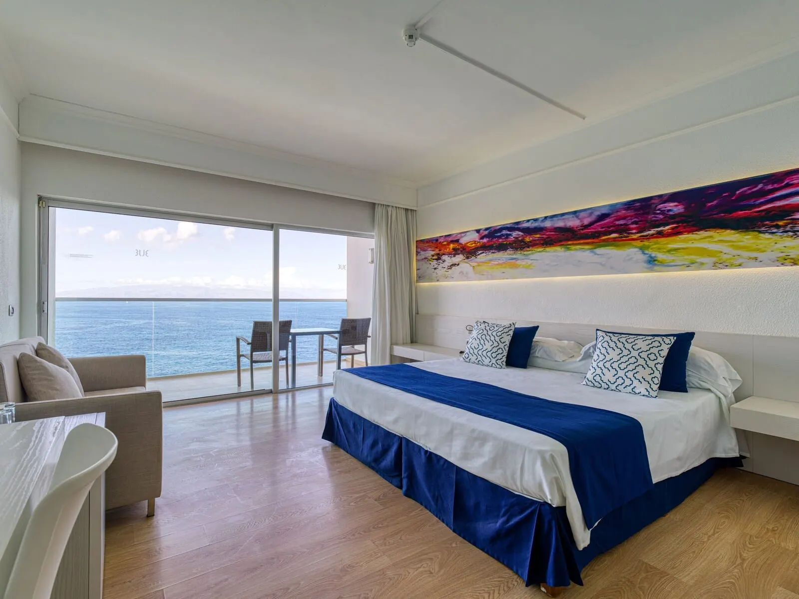 TUI Blue Los Gigantes: A hotel room with a large bed, a balcony with a view of the sea, a painting on the wall