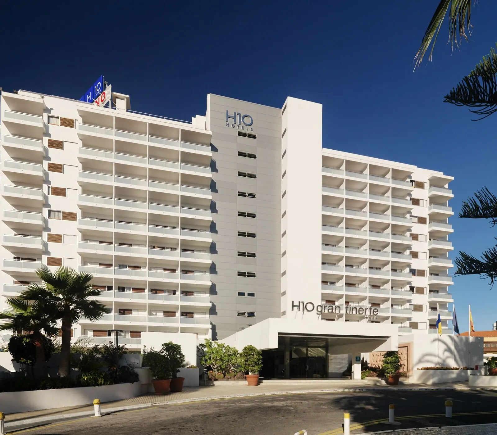H10 Gran Tinerfe: A multi-story hotel with a modern design
