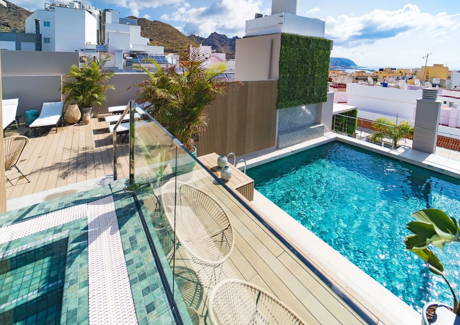 Hotel Taburiente: A rooftop pool with clear blue water