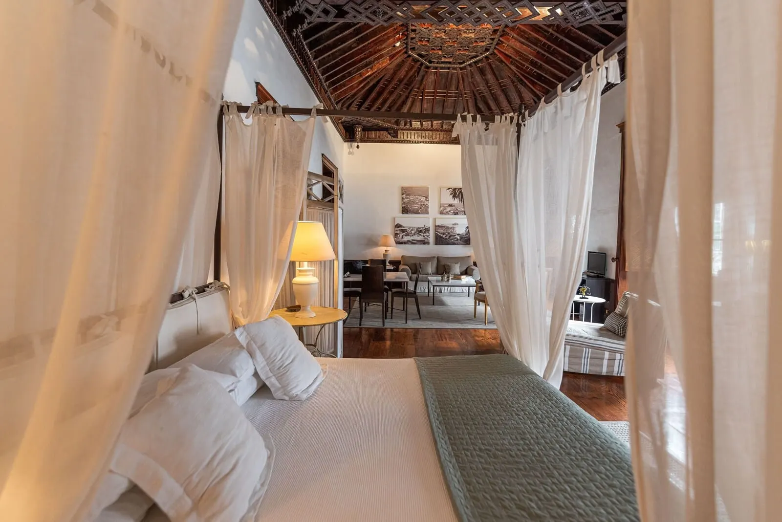 Isla Baja Suites: A bedroom with a bed, a desk, and a chair