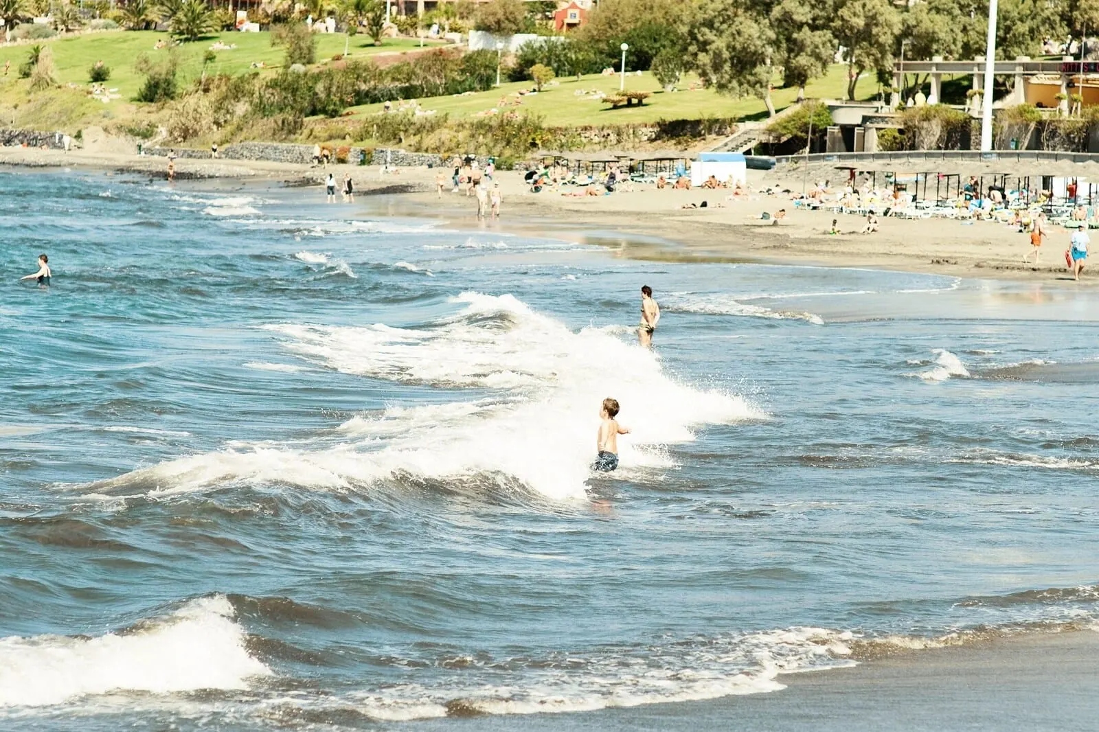 Sunwing Fañabé Beach: A beach with waves, people in the water