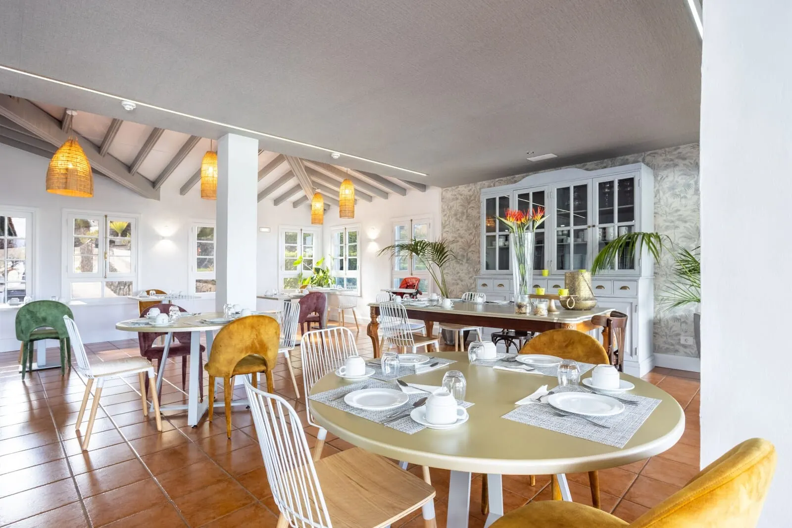 Hotel El Patio: A spacious dining area with a large round table set for four