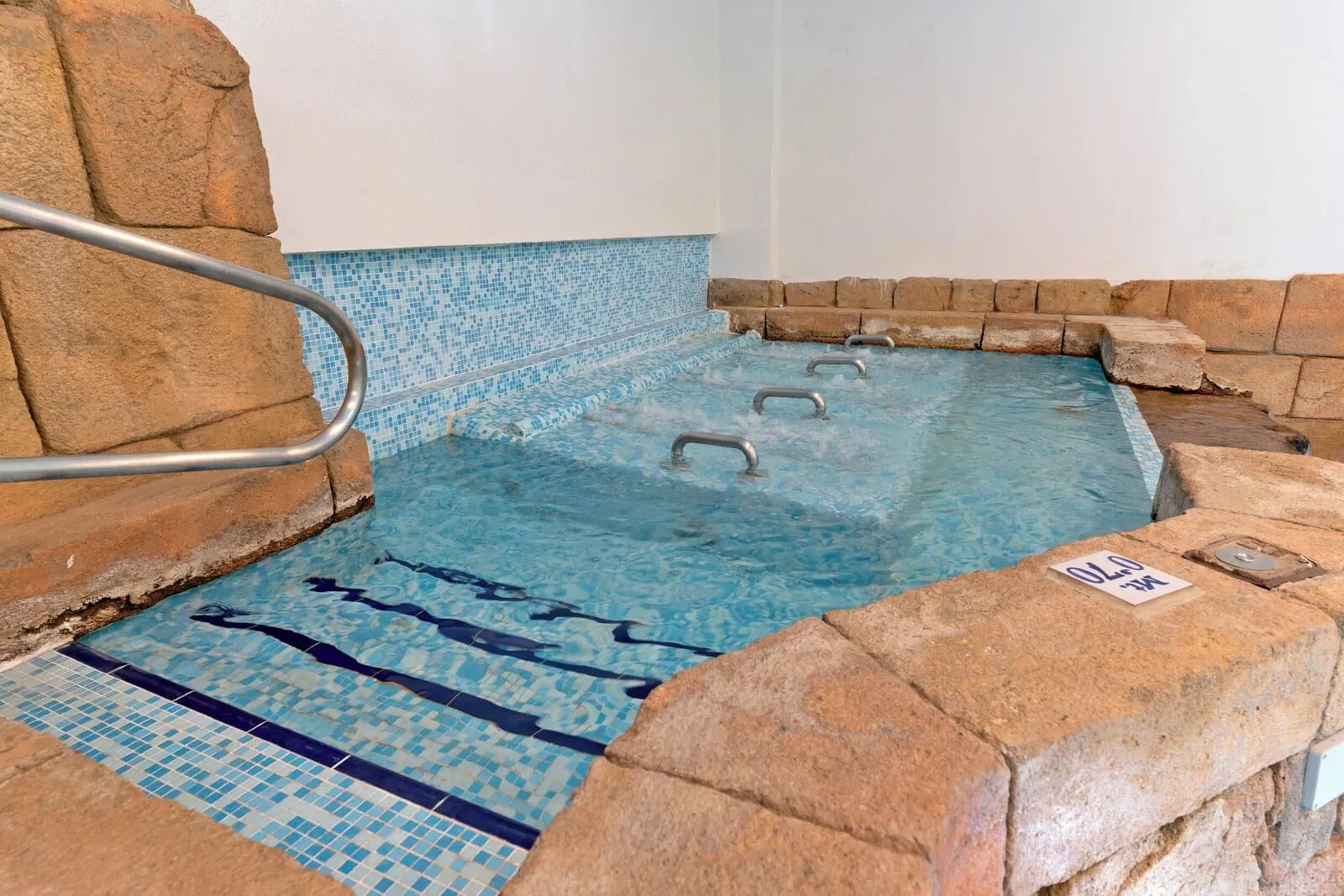 BLUESEA Costa Jardín & Spa: A hot tub with a tiled floor and metal handrails
