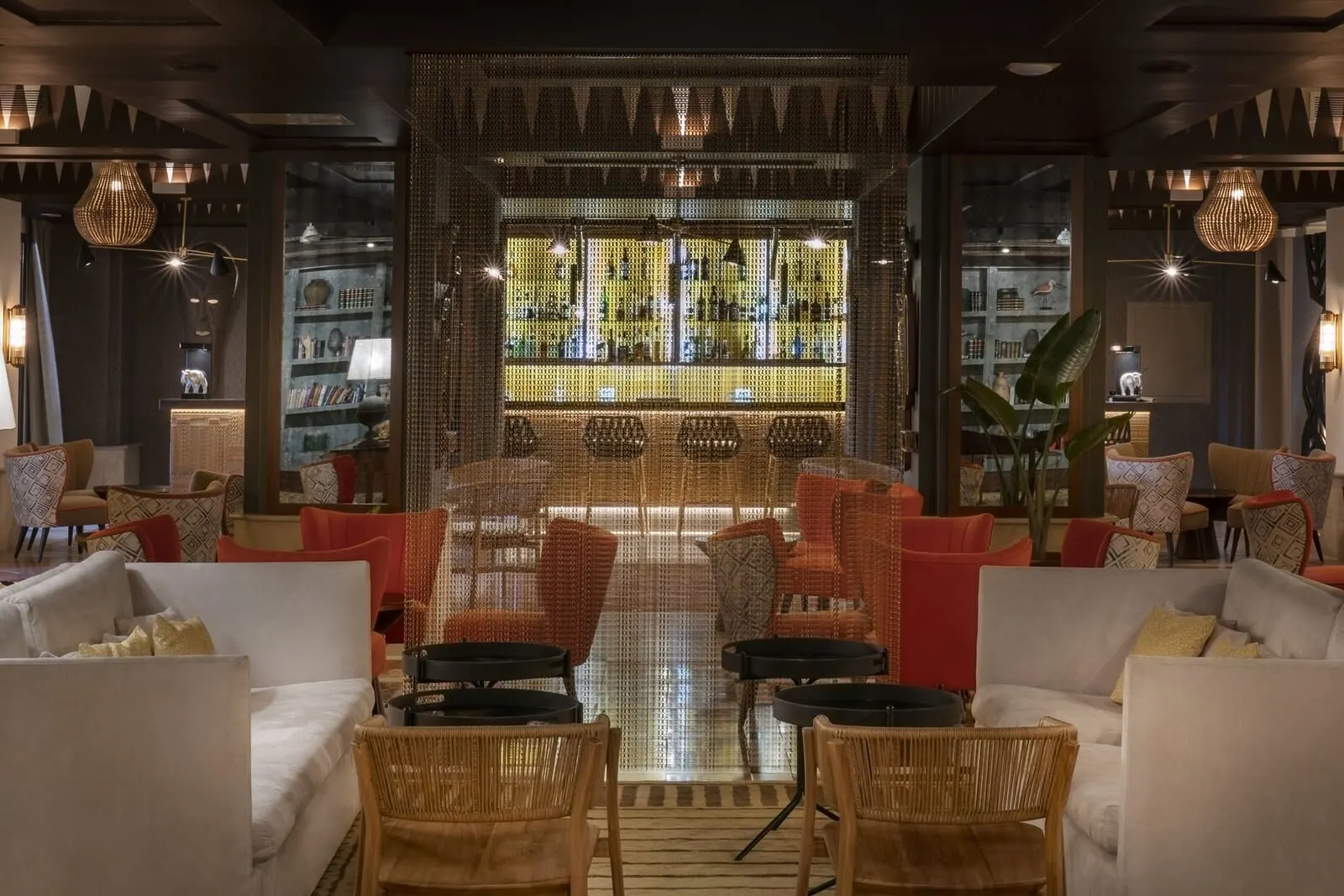 Vincci Selección La Plantación del Sur: A modern lounge area with a central bar, comfortable seating, and a decorative wall