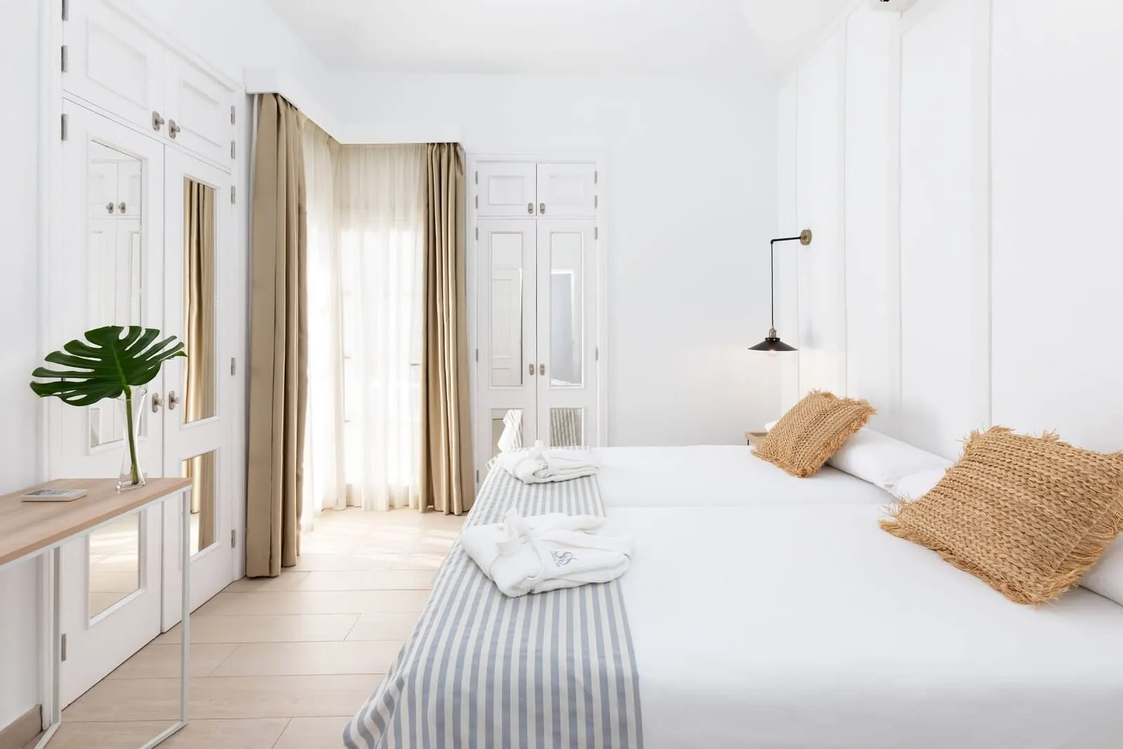 Lagos de Fañabé Beach Resort: A hotel room with a bed, bedside table, and a mirror