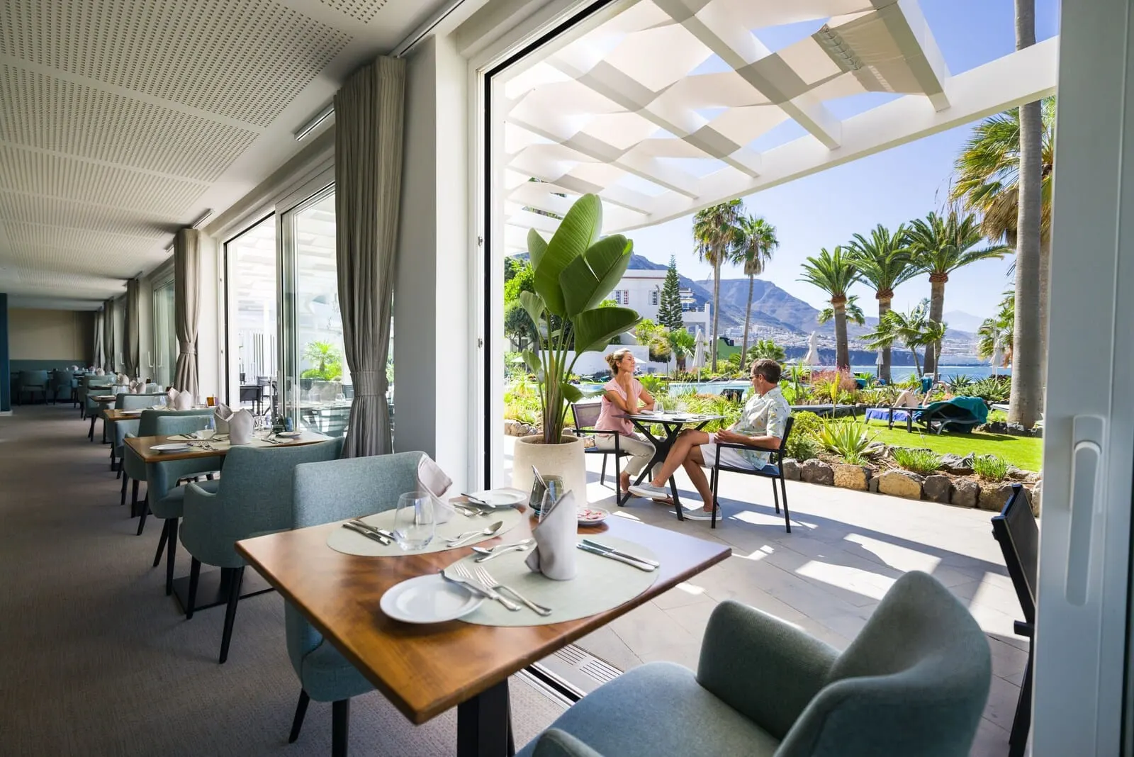 Océano Health Spa Hotel: A restaurant with tables set for dining, large windows