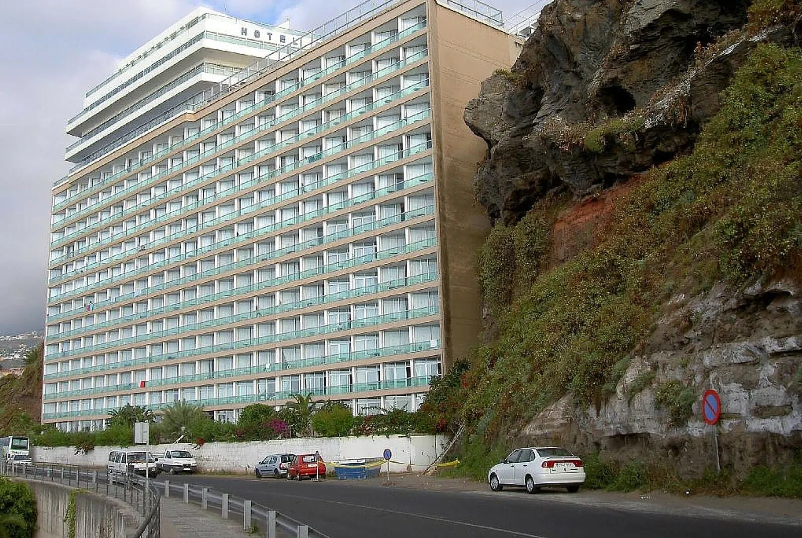 Best Semiramis: A multi-story hotel with a modern design
