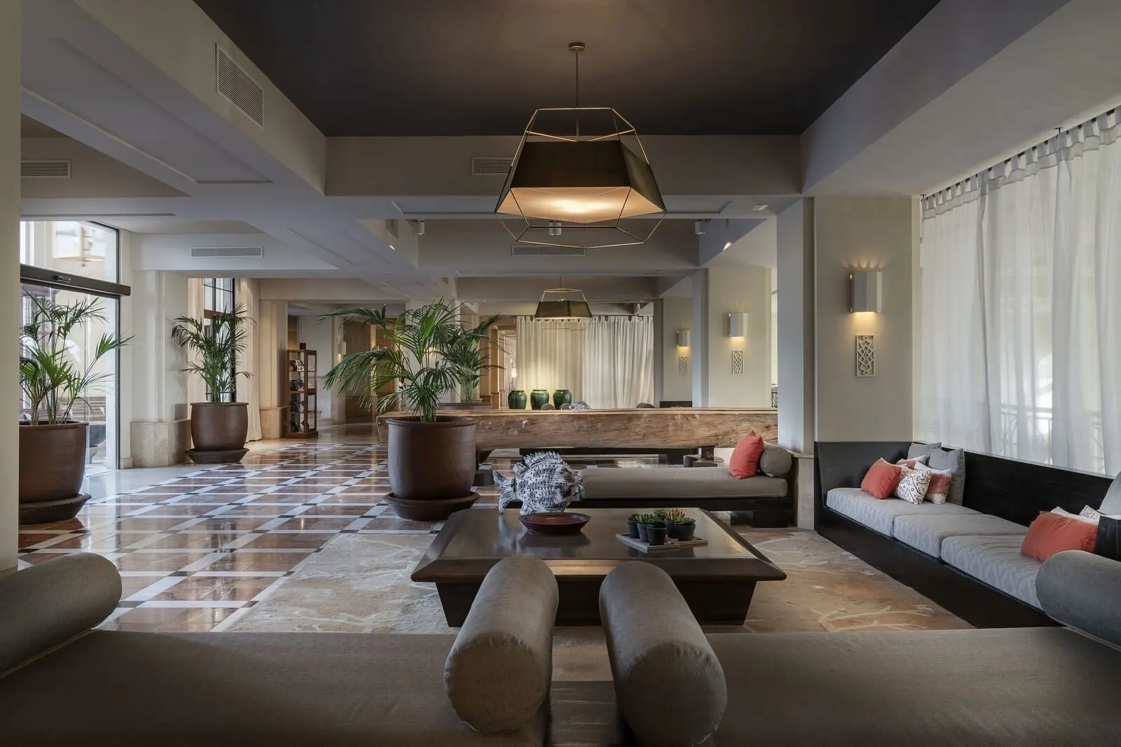 Vincci Selección La Plantación del Sur: A spacious lobby with a checkered floor