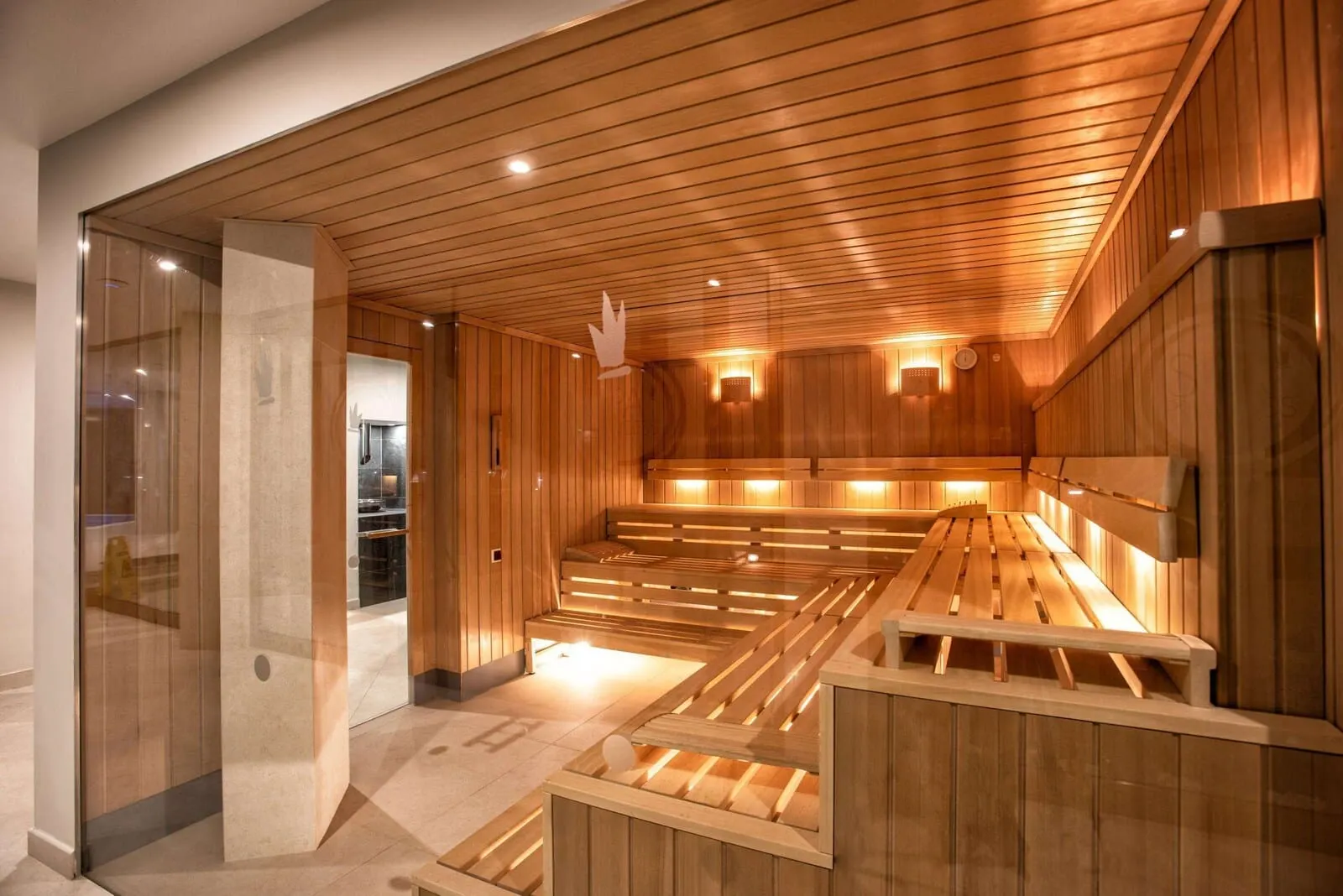 Guayarmina Princess: A sauna with wooden benches and a sloped ceiling