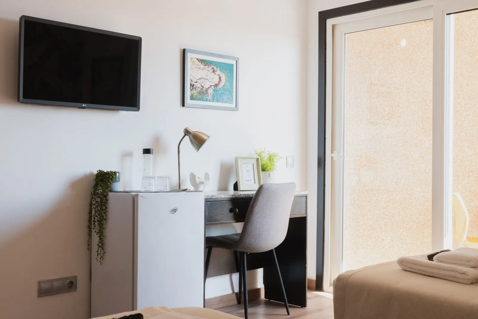 Hotel Ventus: A modern room with a desk, chair, and a bed