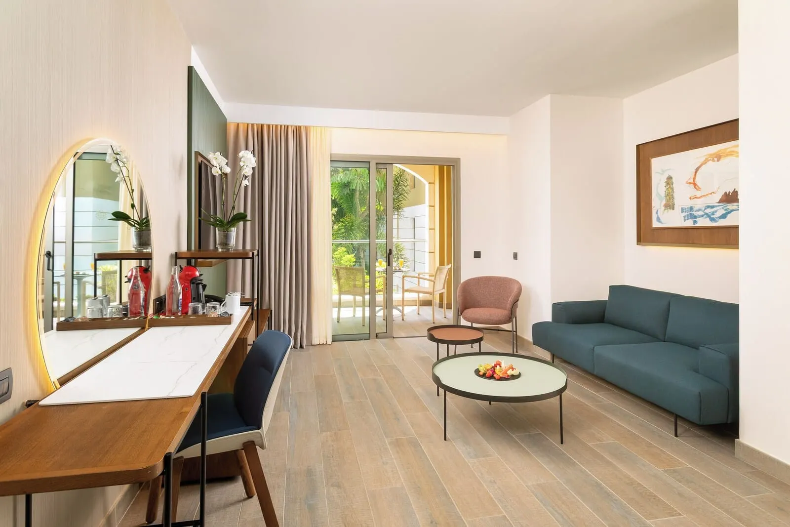 Hotel Jardines de Nivaria: A modern living room with a sofa, a dining table