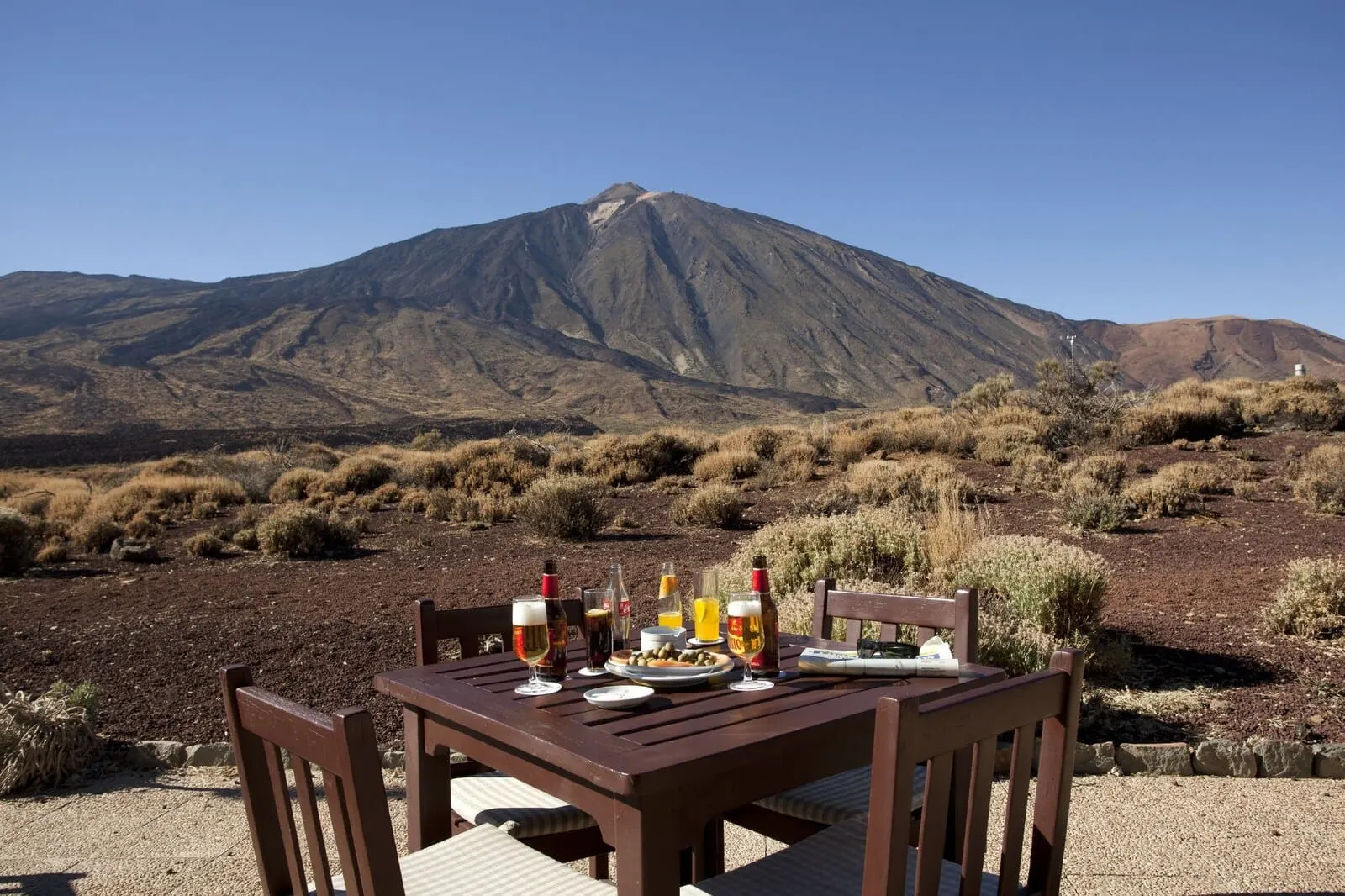Parador de Las Cañadas del Teide: A table set outdoors with a mountain in the background