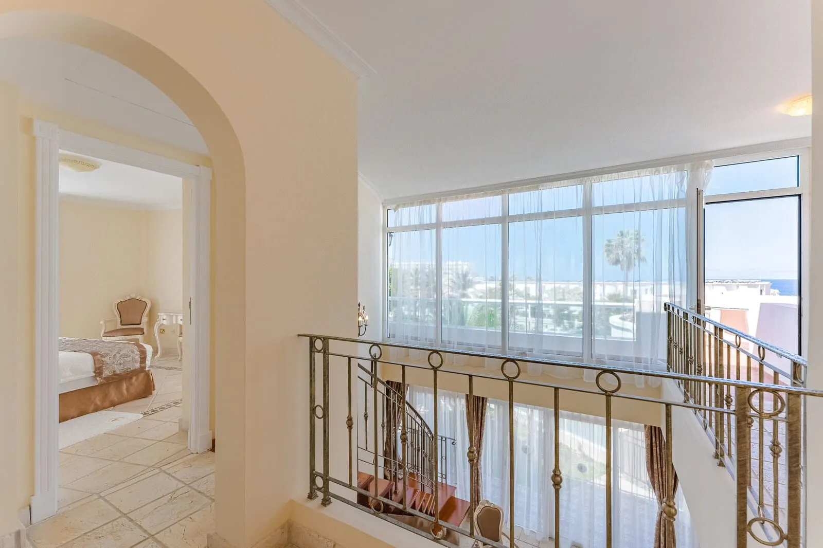 Flamingo Suites Boutique Hotel: A hotel room with a balcony, a staircase, and a view of the city