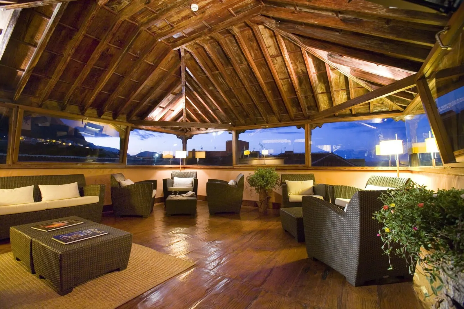 Hotel La Quinta Roja: A spacious veranda with wooden flooring, wicker furniture