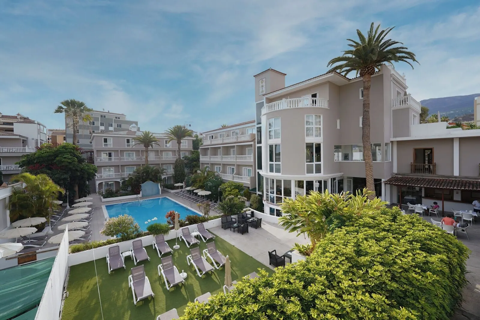 Hotel RF San Borondón: A hotel with a swimming pool, lounge chairs, and a well-maintained garden
