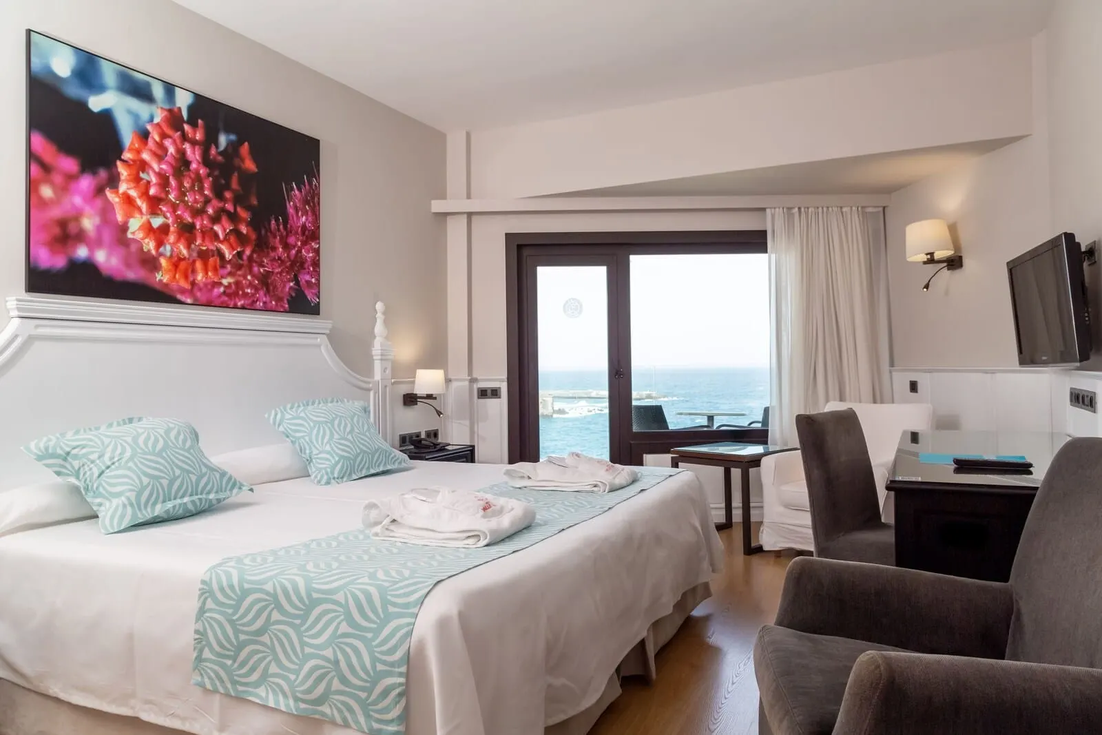 Hotel Vallemar: A hotel room with a bed, a desk, a chair, a TV