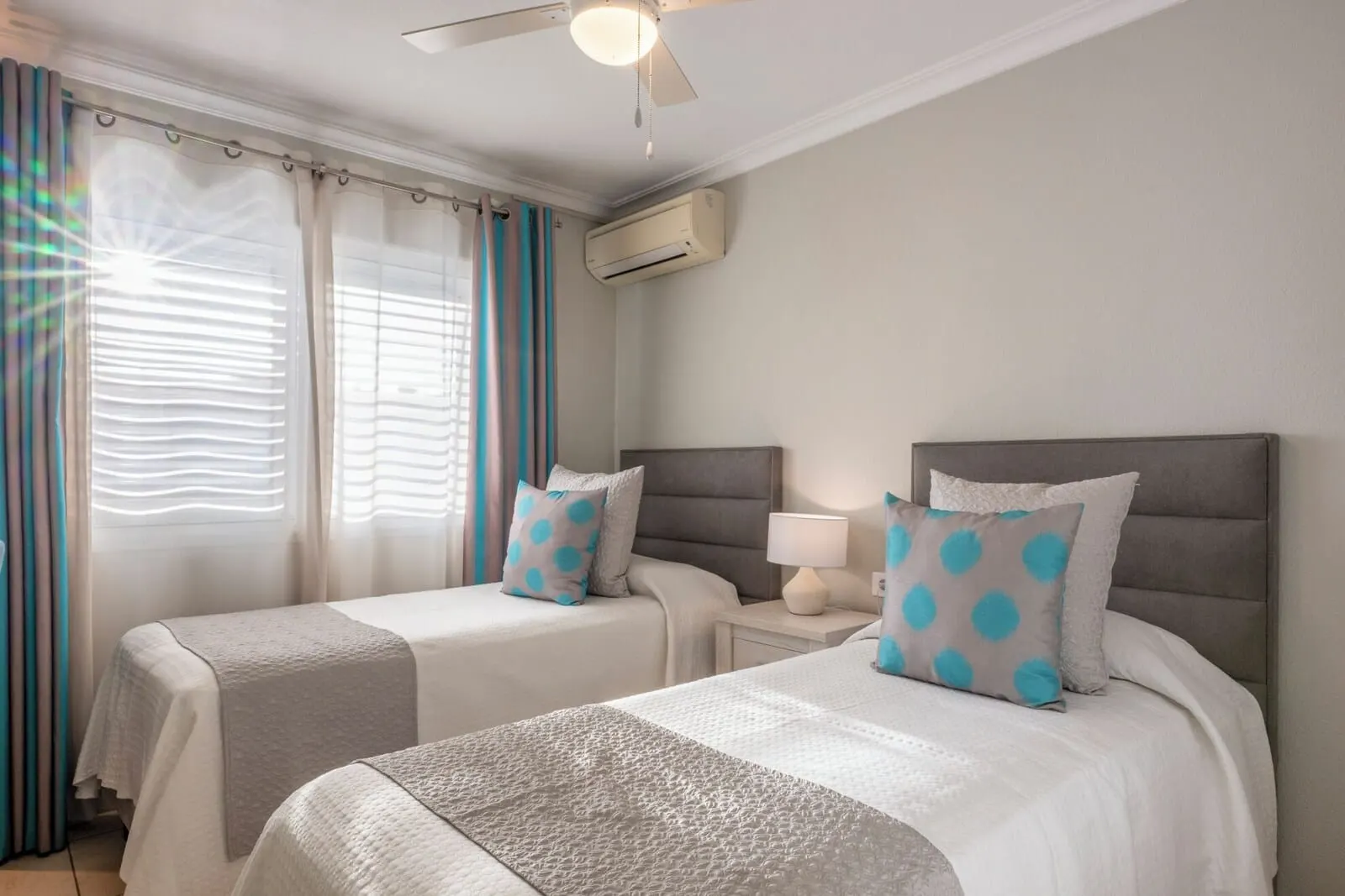 Ona Los Claveles: A hotel room with two beds, a ceiling fan, an air conditioning unit