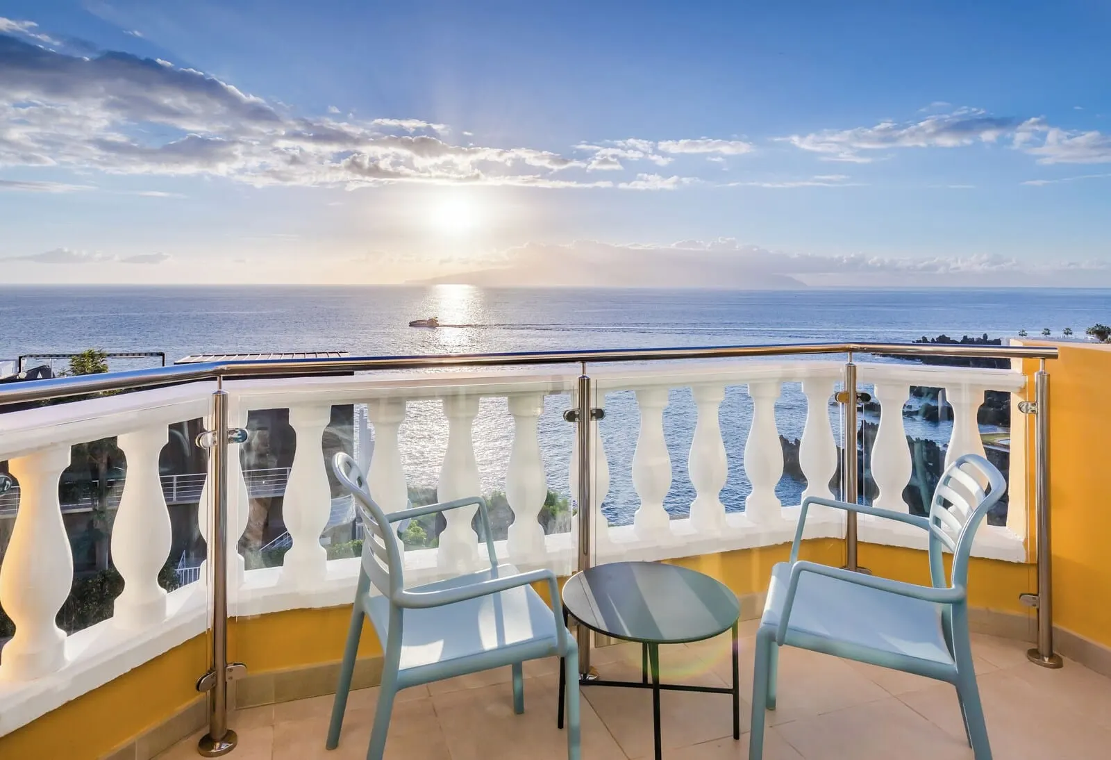 Servatur Isora Suites: A balcony with two chairs and a small table