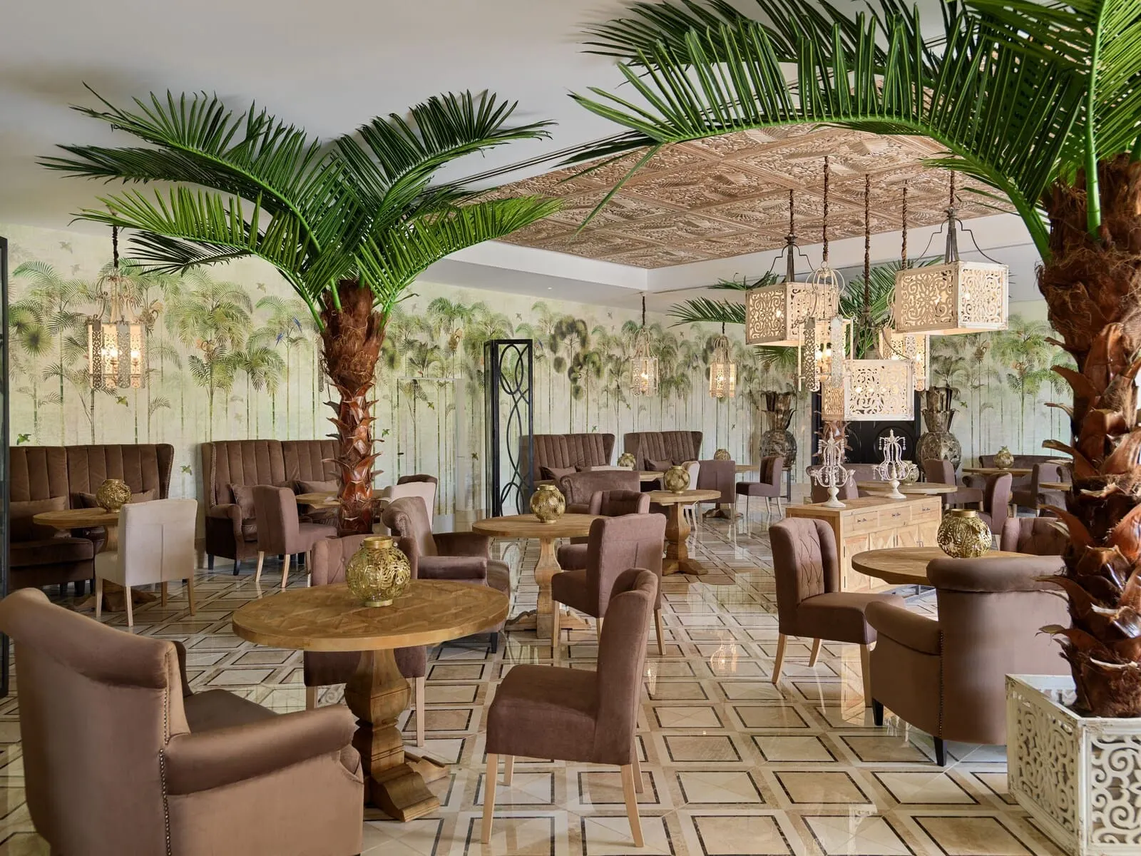 Royal River: A spacious lounge area with multiple seating arrangements