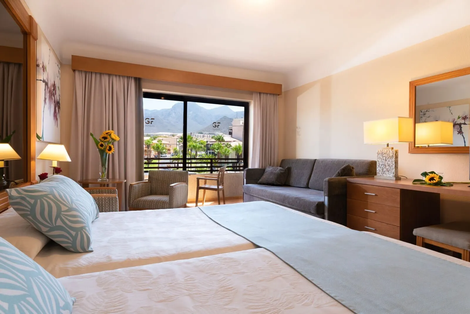 GF Fañabé: A hotel room with a large bed, a sofa, a desk