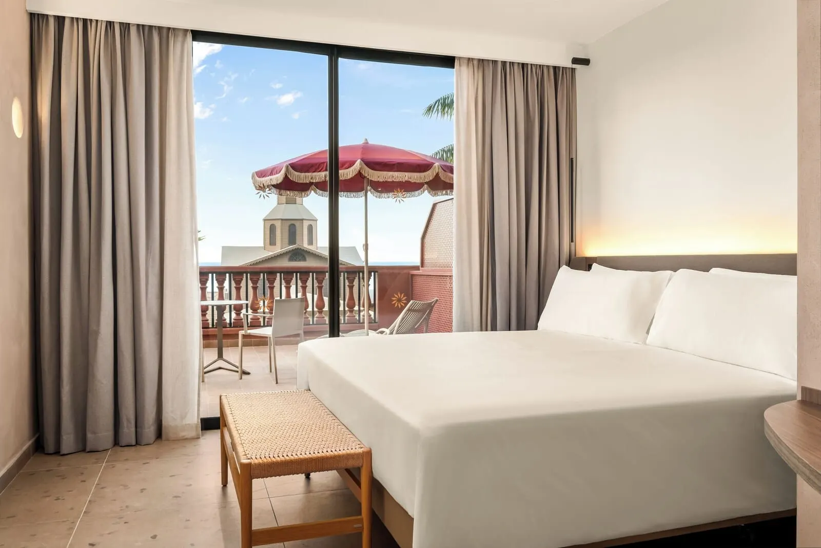 Bahia Principe Escape Tenerife: A hotel room with a large bed, a small table