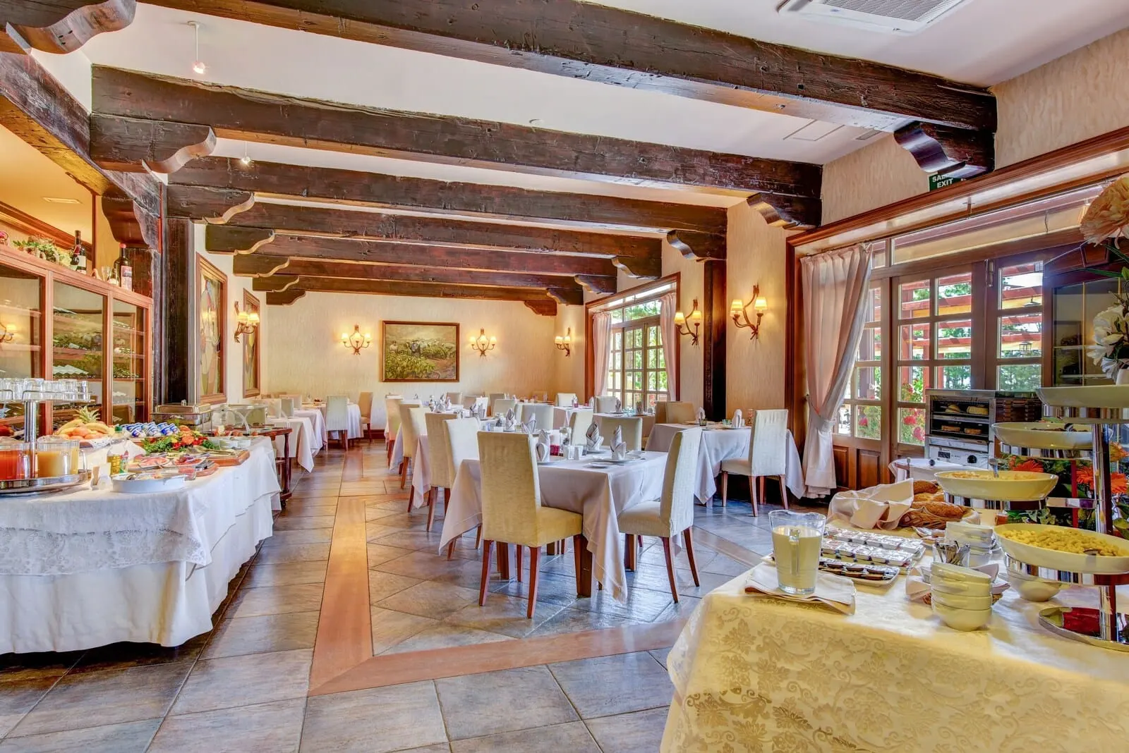 Hotel Spa Villalba: A dining area with multiple tables and chairs, a buffet setup