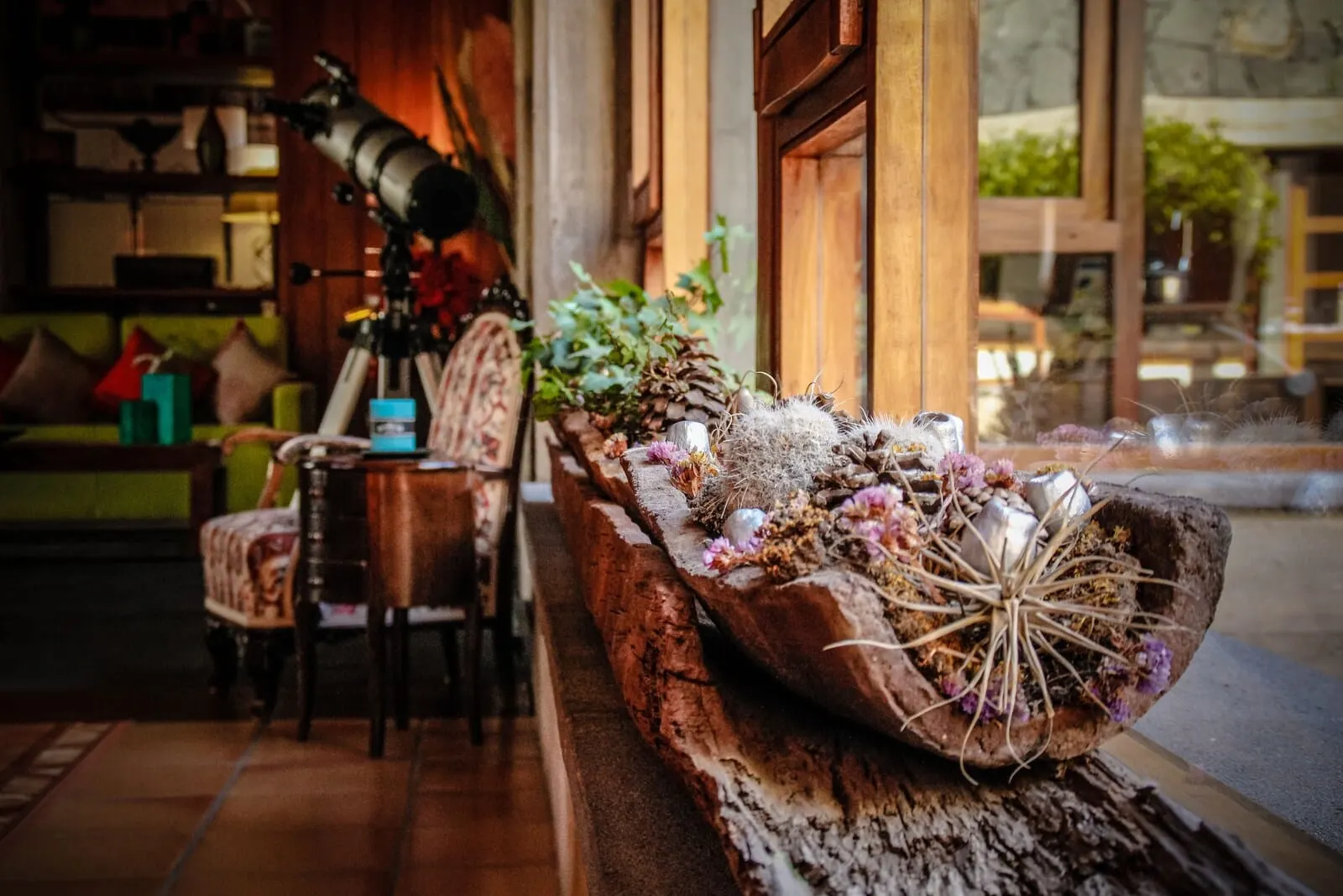 Hotel La Casona del Patio: A cozy interior with a telescope, rustic decor