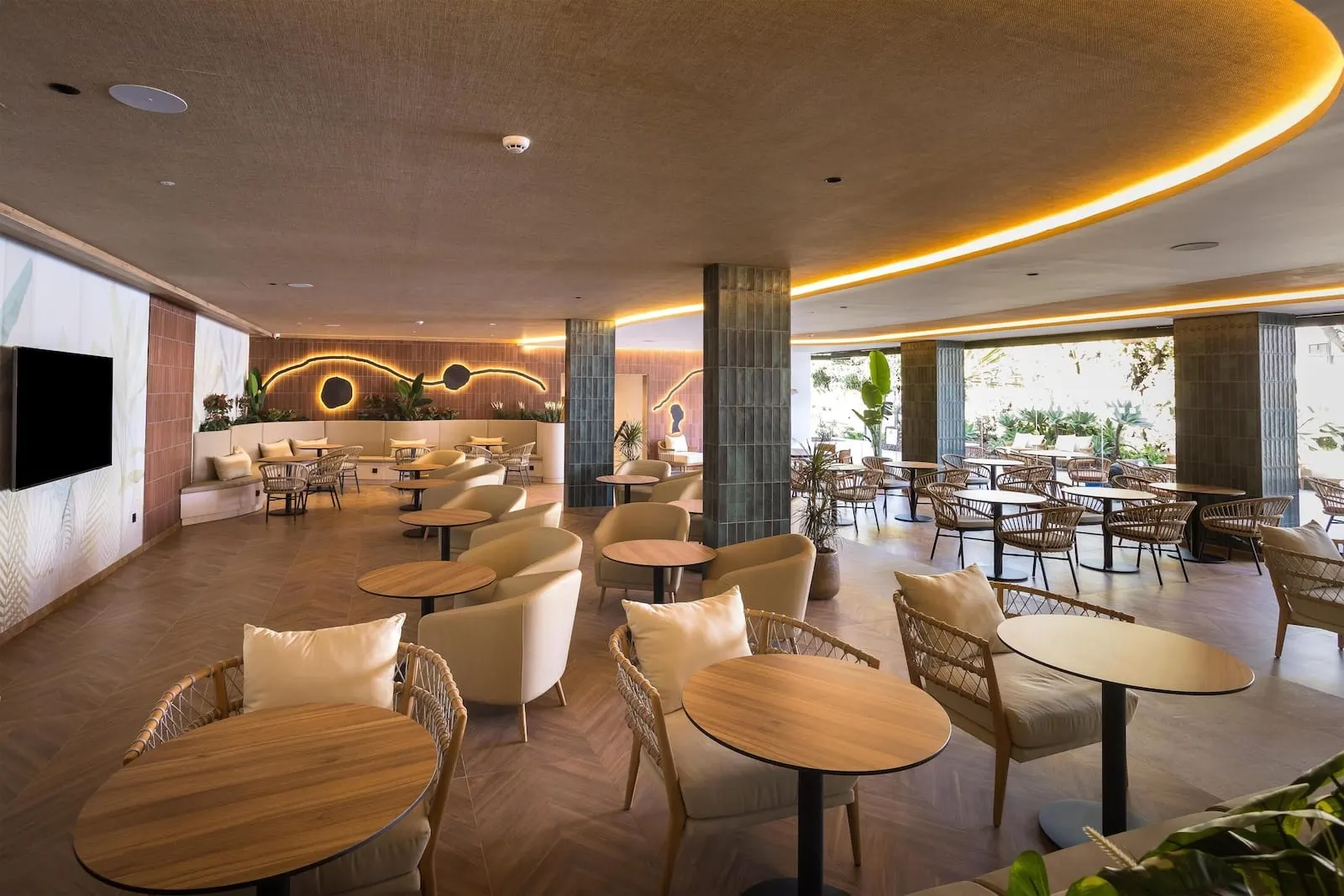 Radisson Resort & Residences Tenerife: A spacious indoor area with multiple seating arrangements